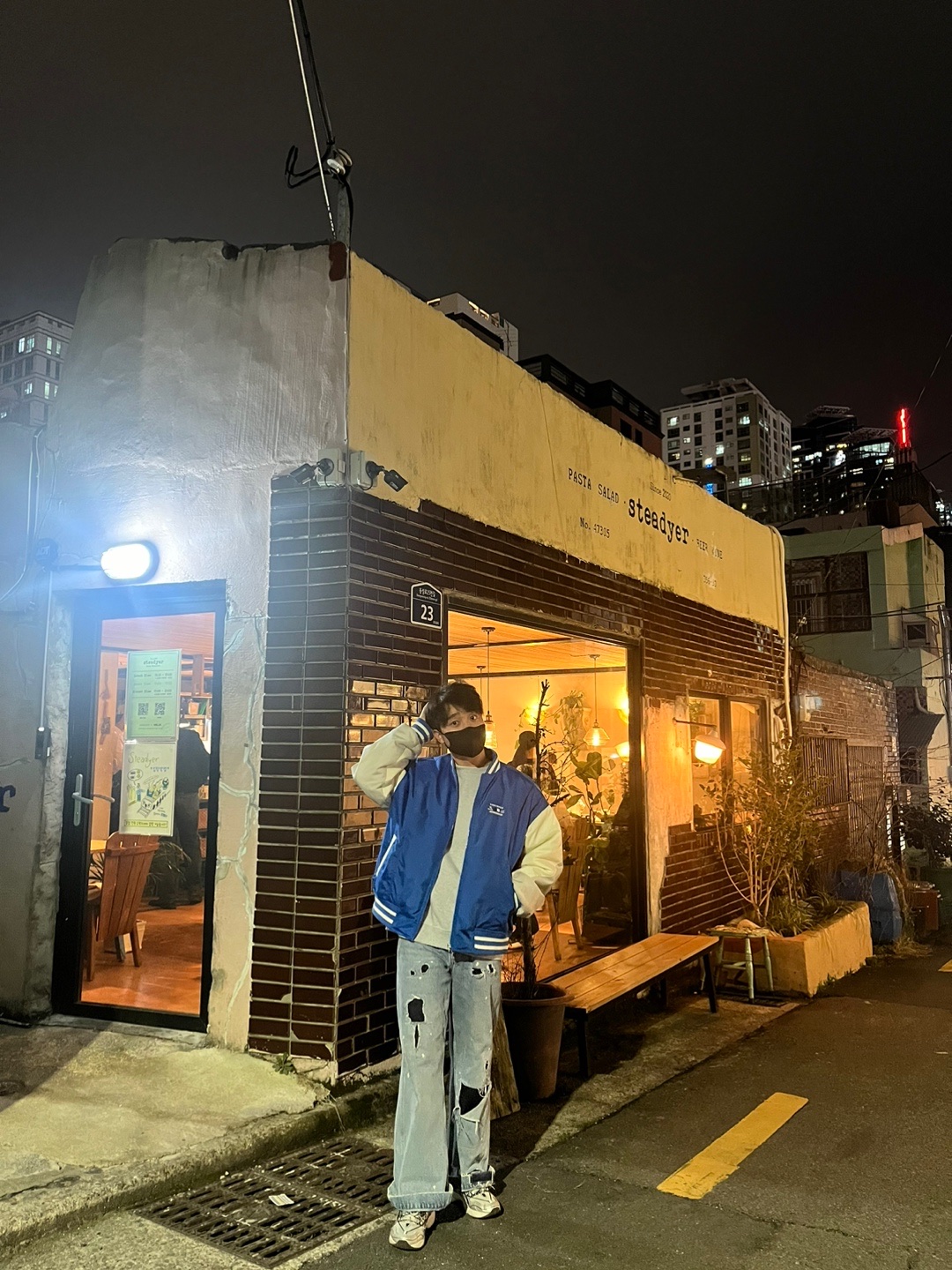 Converse x Ader Error Shapes Varsity Jacket Cobalt, Zara x Ader Error Patchwork Jeans Blue 착용 스타일 - 1