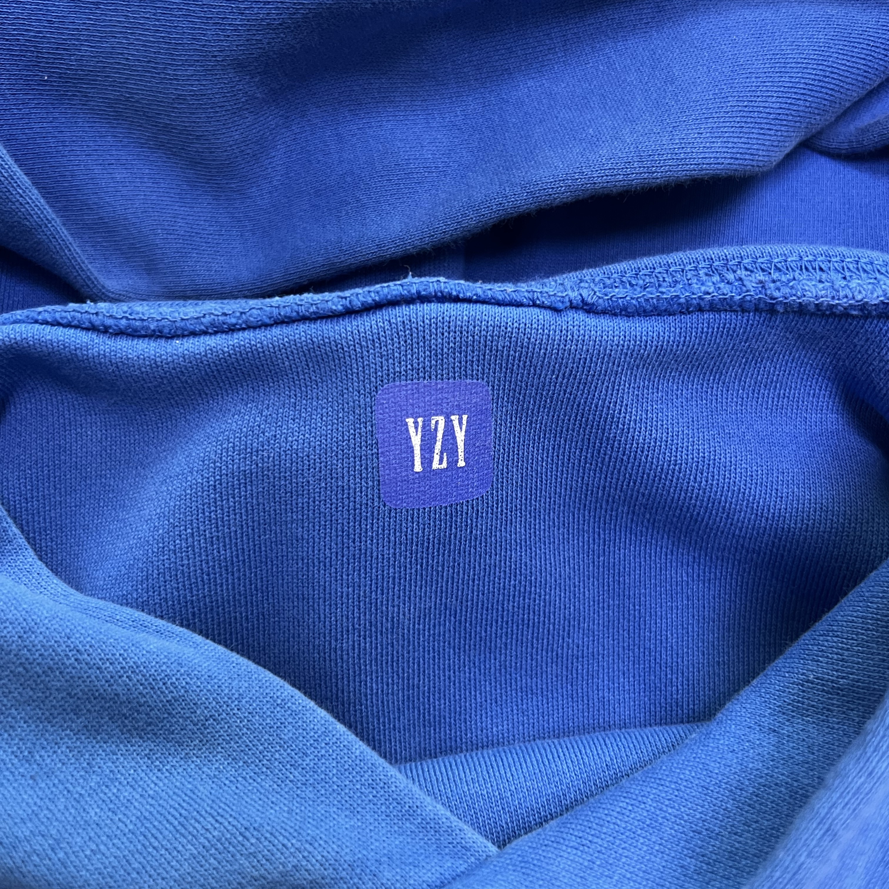 Yeezy Gap Hoodie Blue 착용 스타일