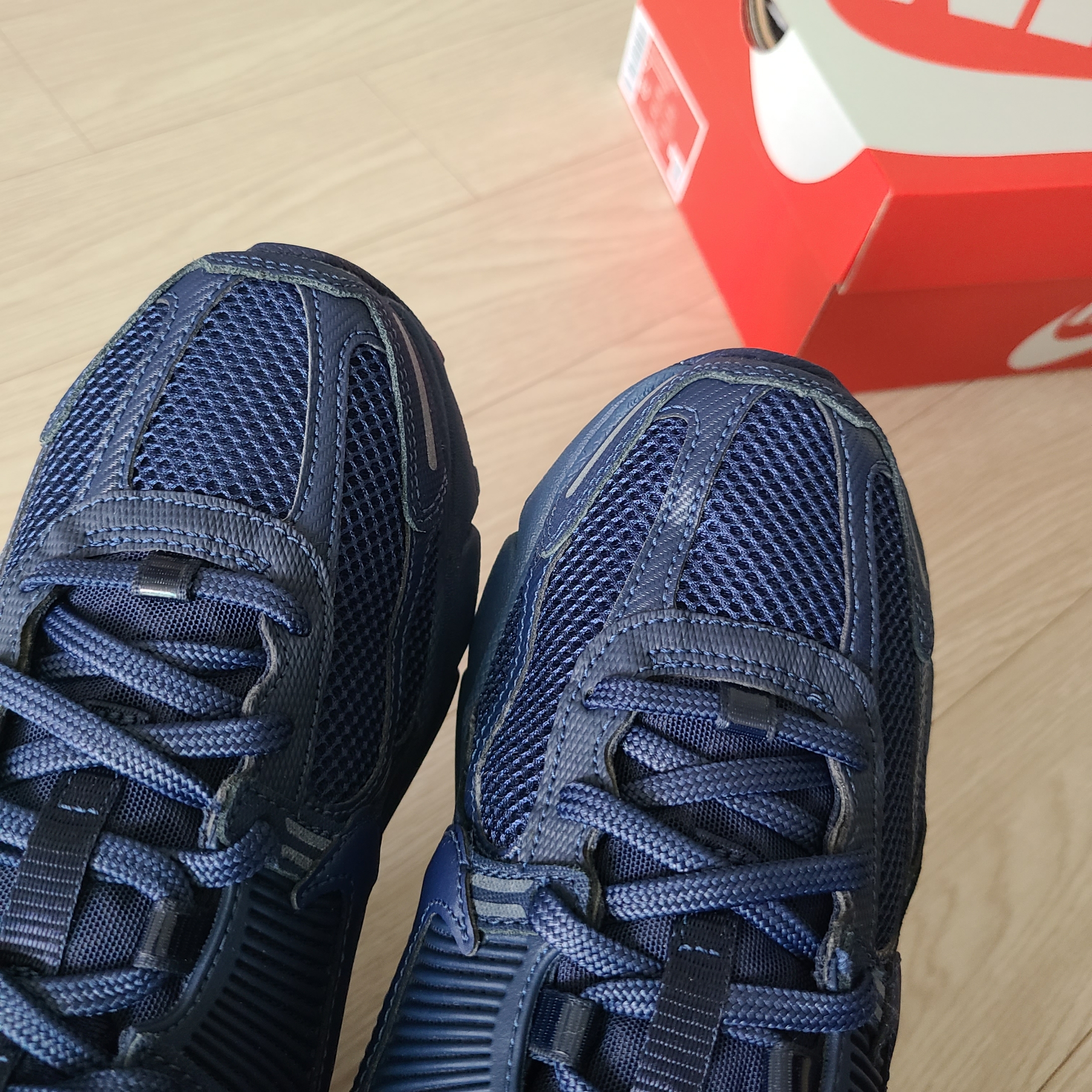 Nike Zoom Vomero 5 SP Midnight Navy 착용 스타일 - 2