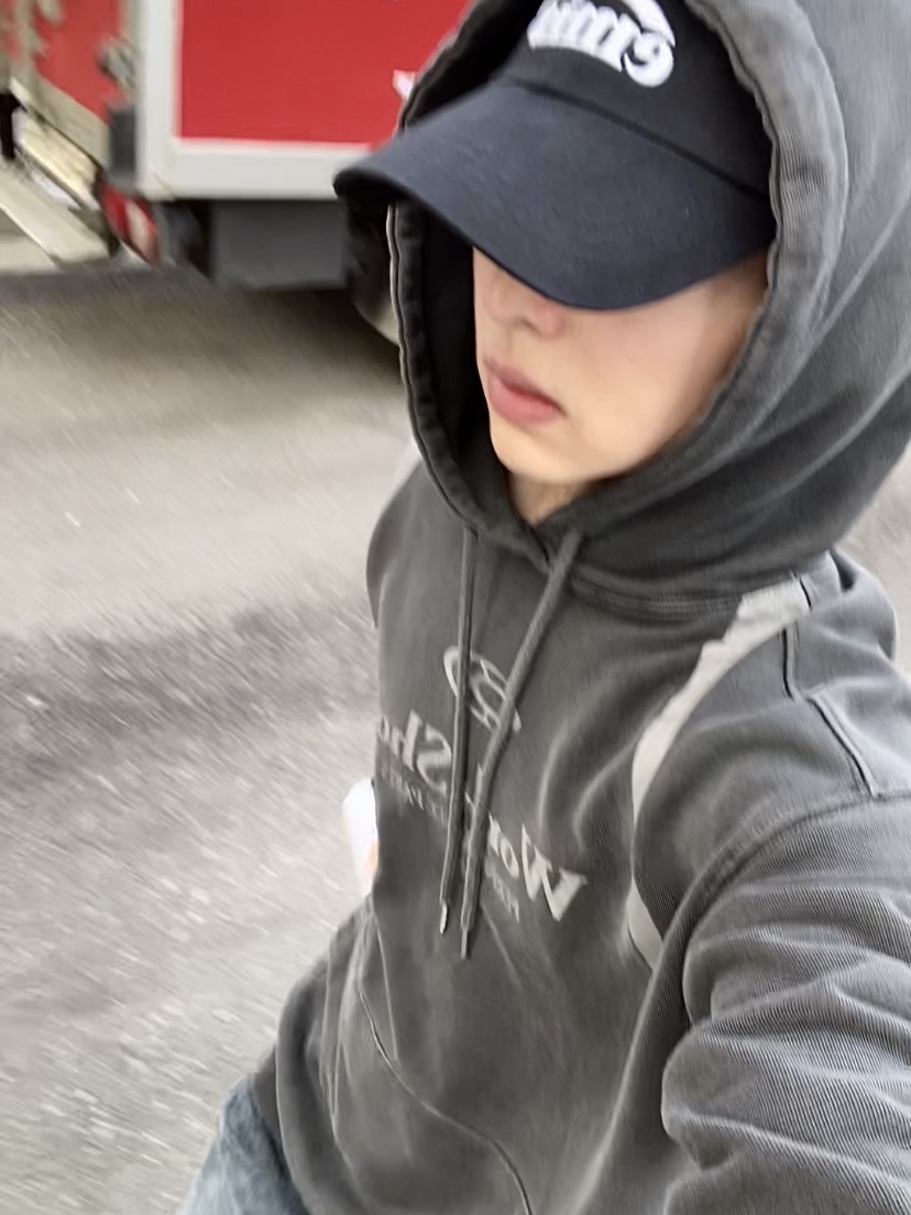 Emis New Logo Emis Cap Black 착용 스타일