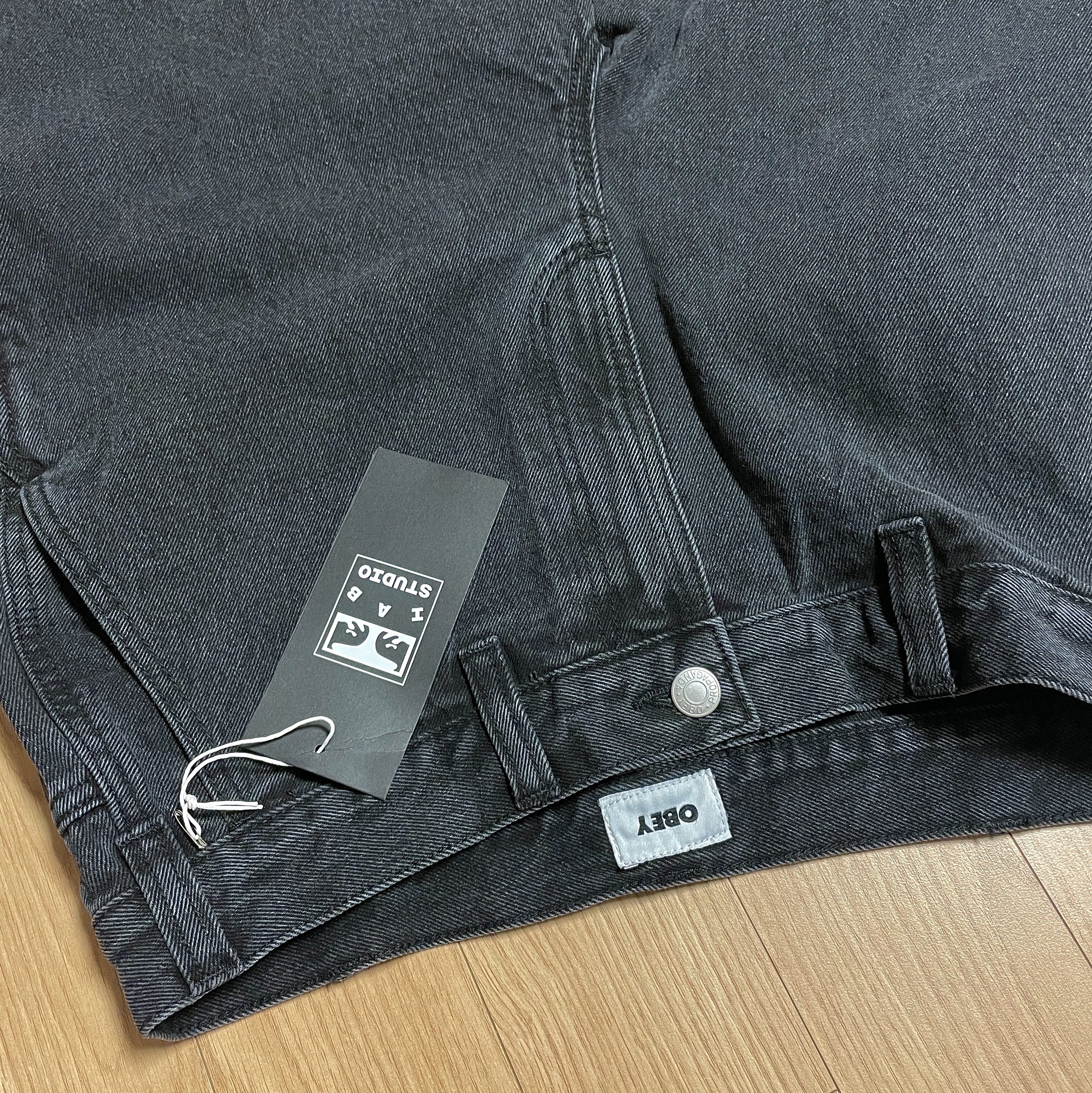 IAB Studio x Obey Poster Carpenter Denim Shorts Dusty Black 착용 스타일 - 2