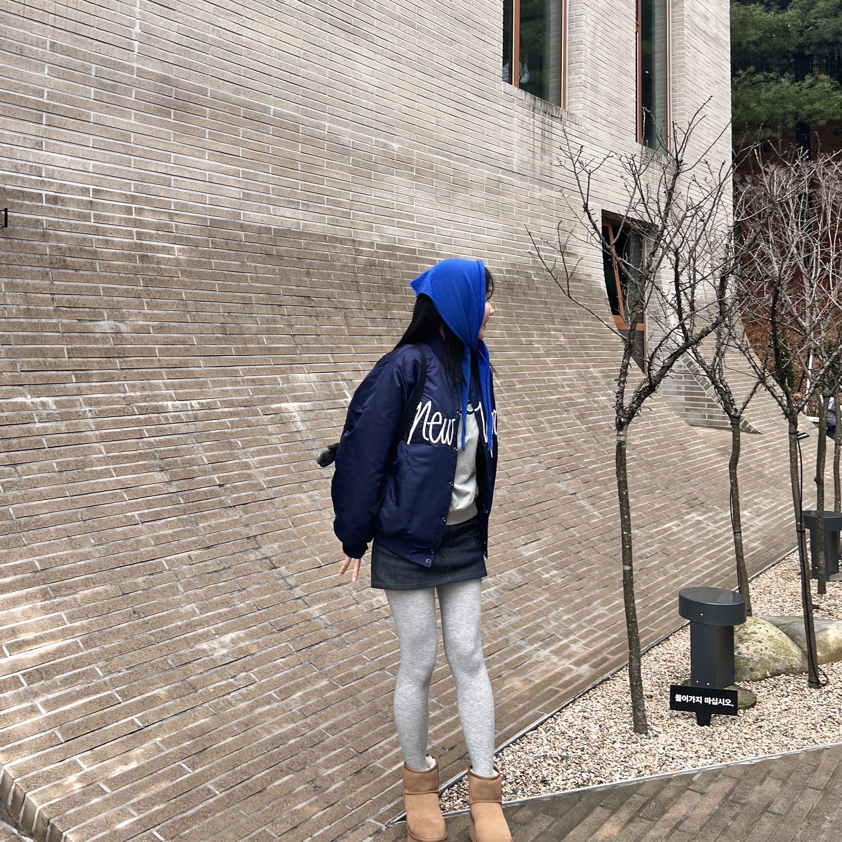 Stussy NY Chapter Satin Varsity Jacket Navy, (W) UGG Classic Mini Platform Boots Chestnut 착용 스타일