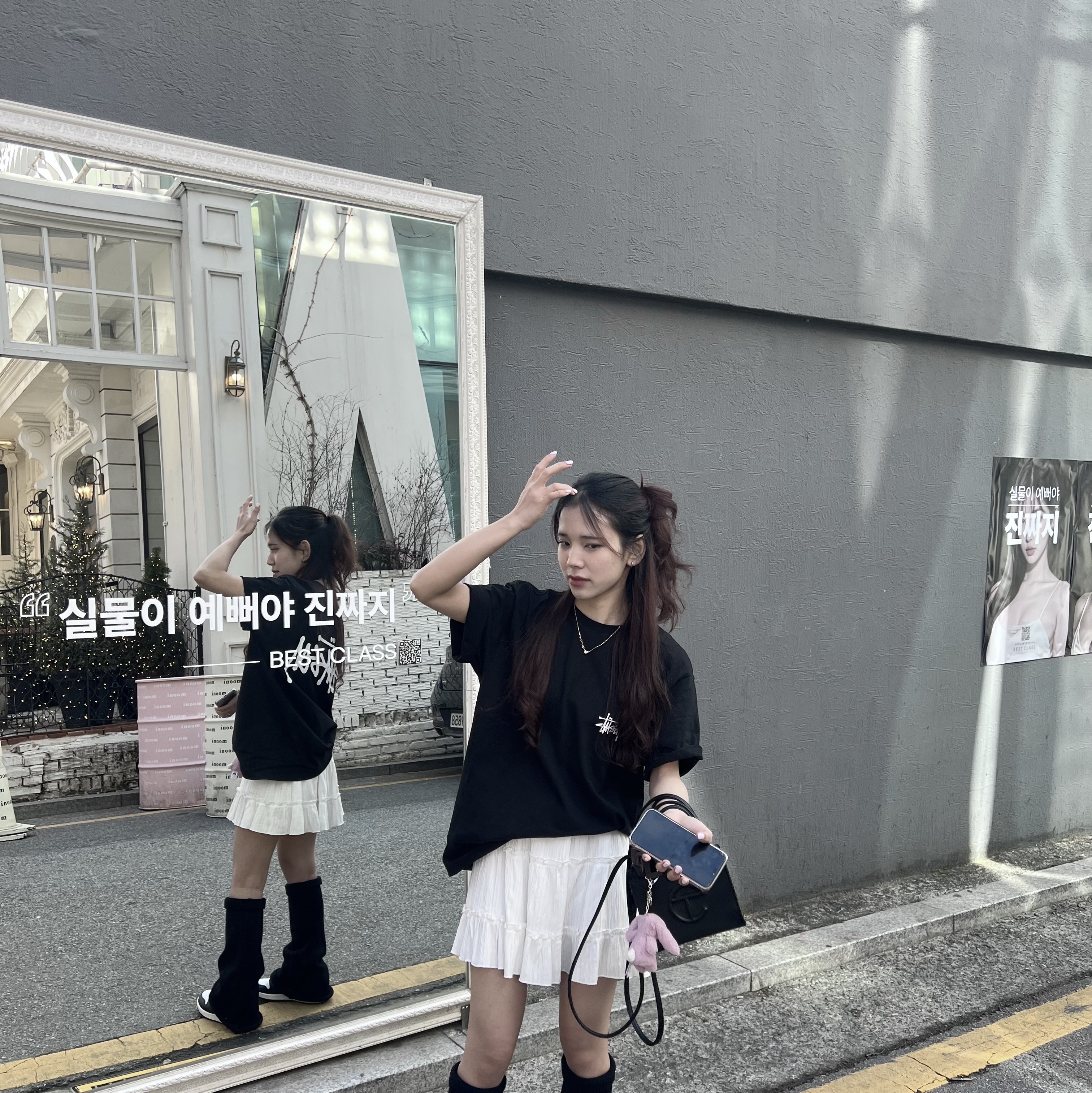 Stussy Basic Stussy T-Shirt Black 2023, Jellycat Bashful Bunny Bag Charm Tulip 착용 스타일 - 4