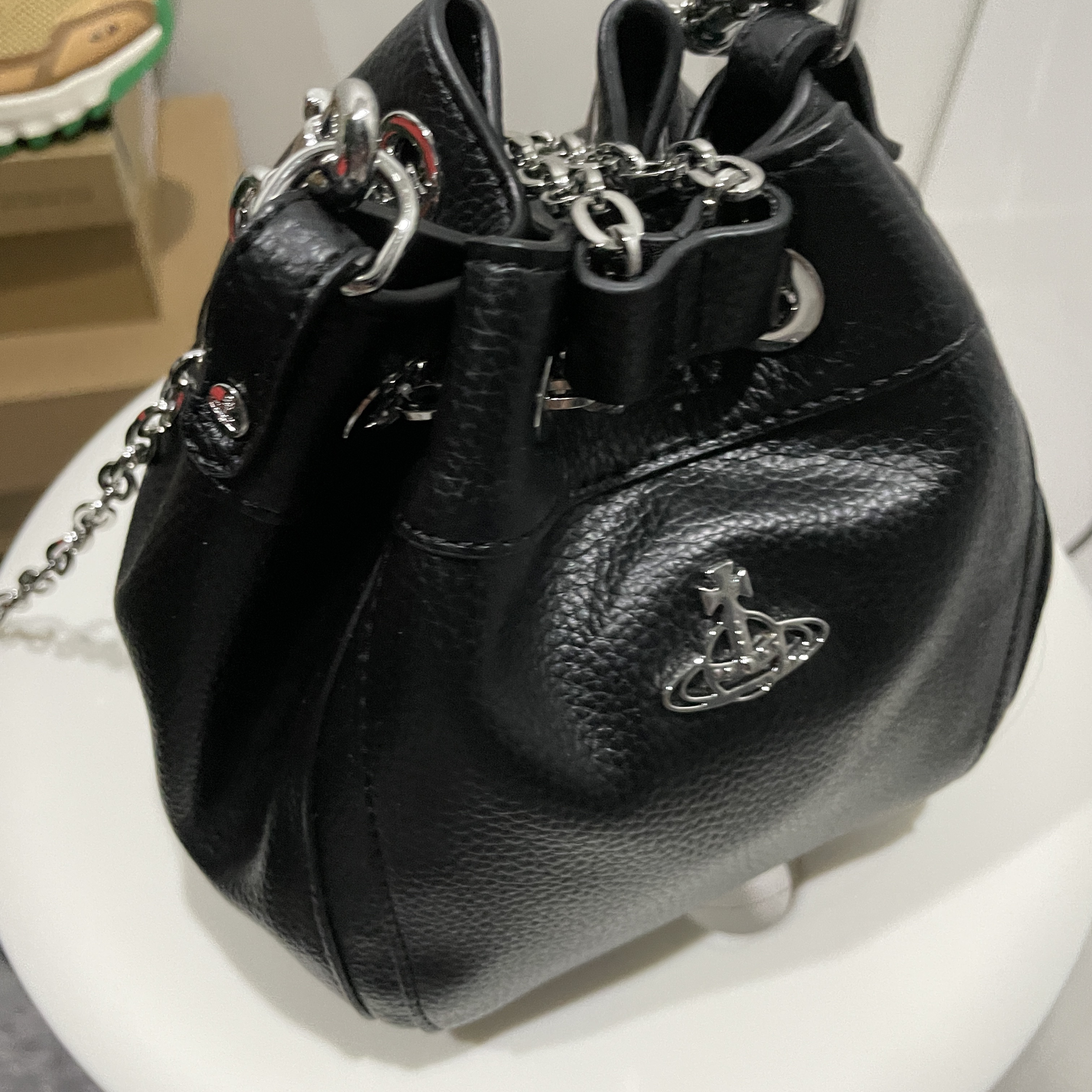 Vivienne Westwood Chrissy Small Bucket Bag Black 착용 스타일