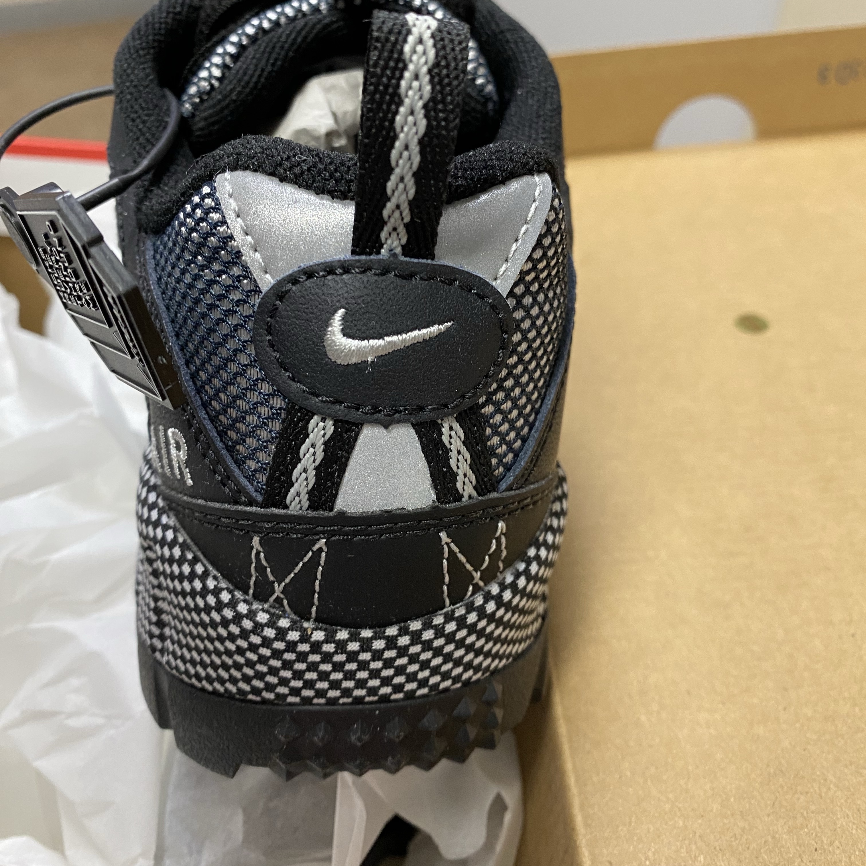 Nike Air Humara Black and Metallic Silver 착용 스타일 - 5