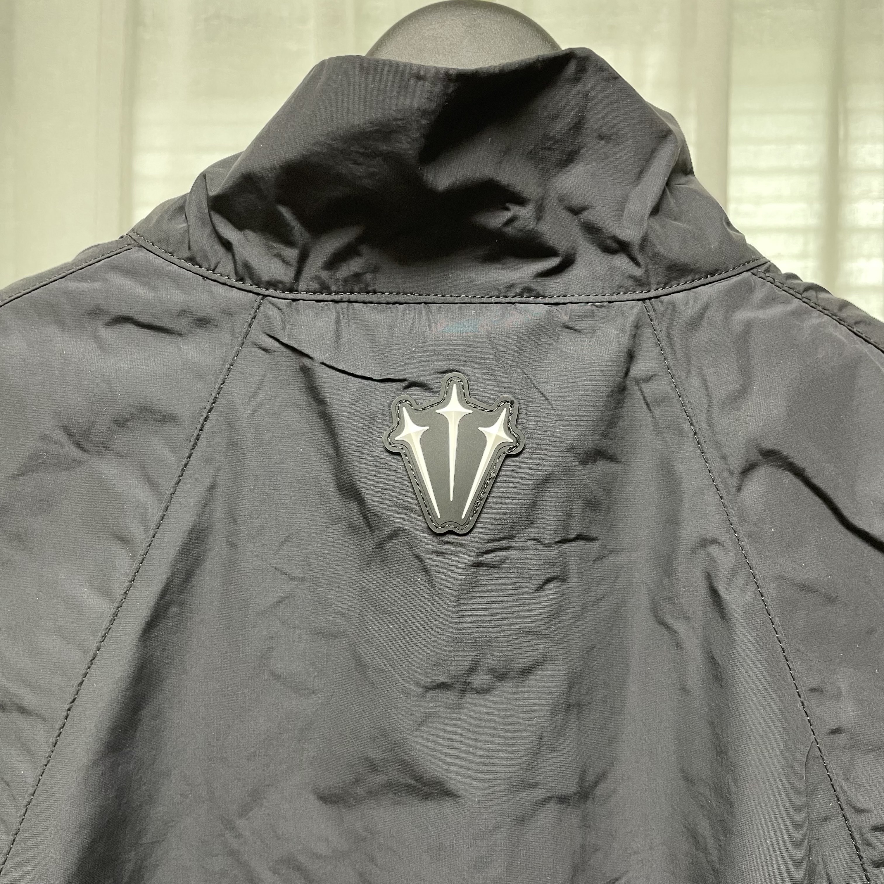 Nike x Drake Nocta Nylon Track Jacket Black (FN7666-010) 착용 스타일 - 3