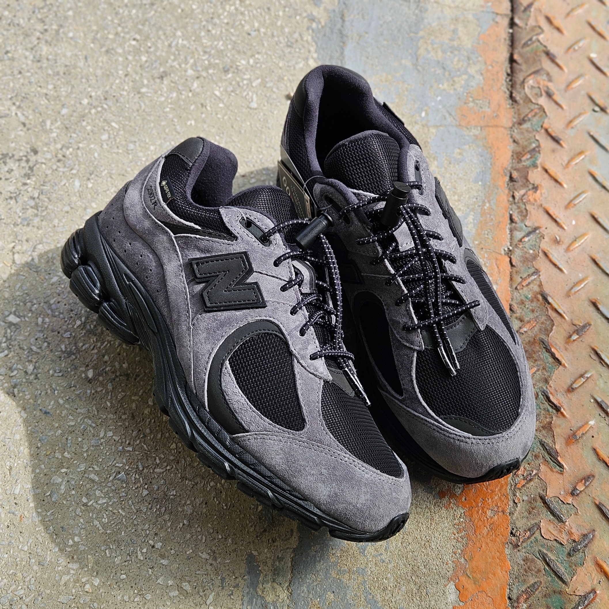 New Balance x JJJJound 2002R Gore-Tex Charcoal 착용 스타일 - 1