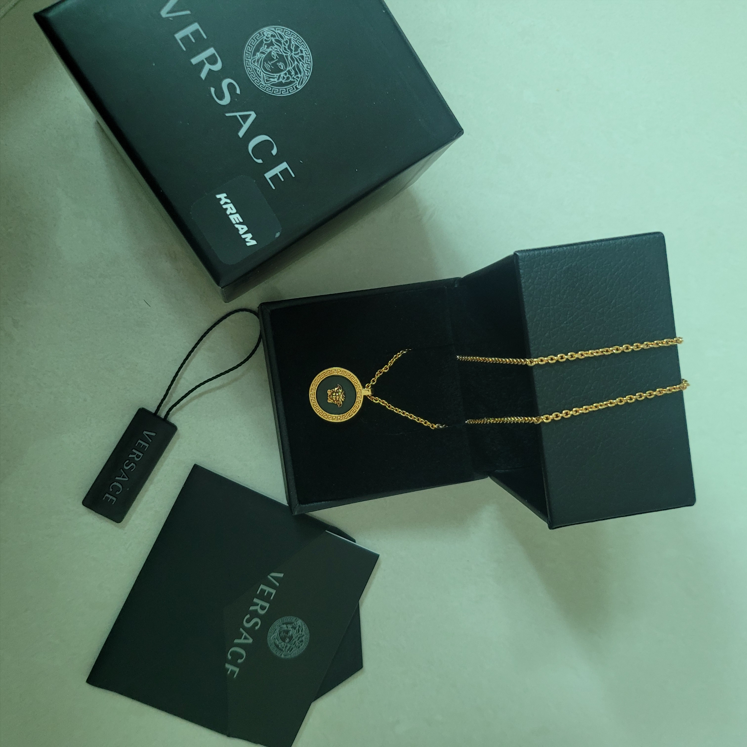 Versace Enamel Medusa Necklace Black Gold 착용 스타일