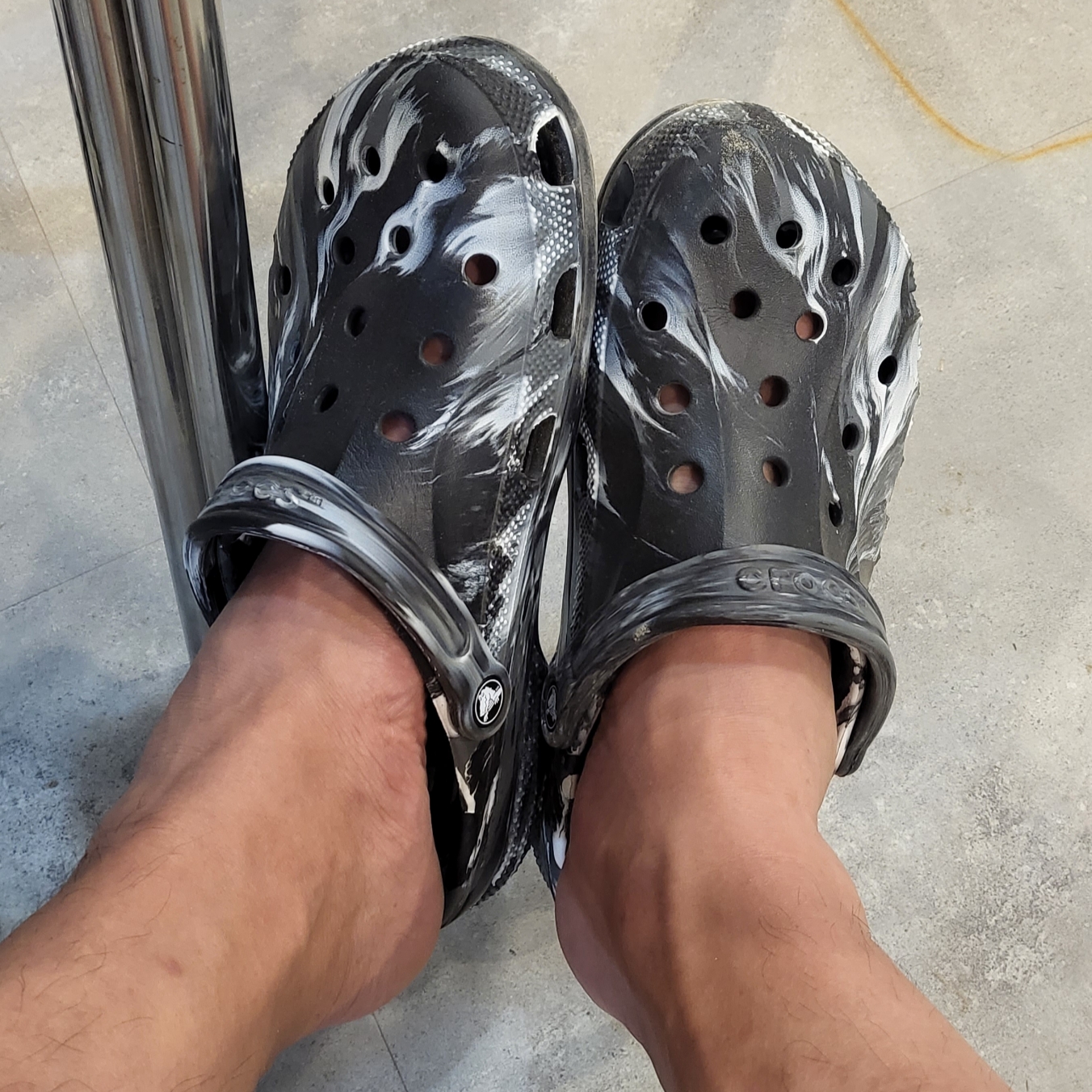 Crocs Marbled Baya Clog Black 착용 스타일 - 1
