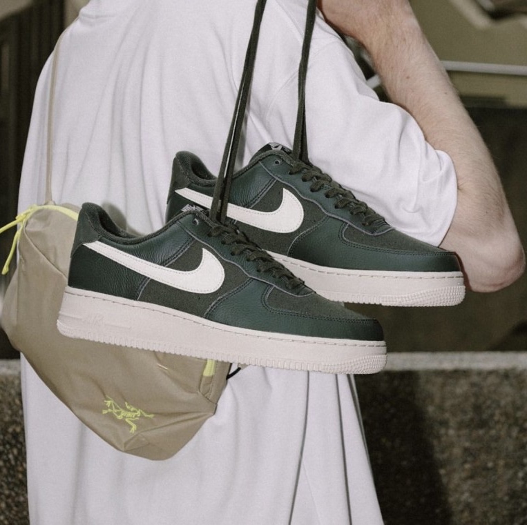 Nike Air Force 1 '07 LX Sequoia, Nike Air Force 1 '07 Black White 착용 스타일 - 1