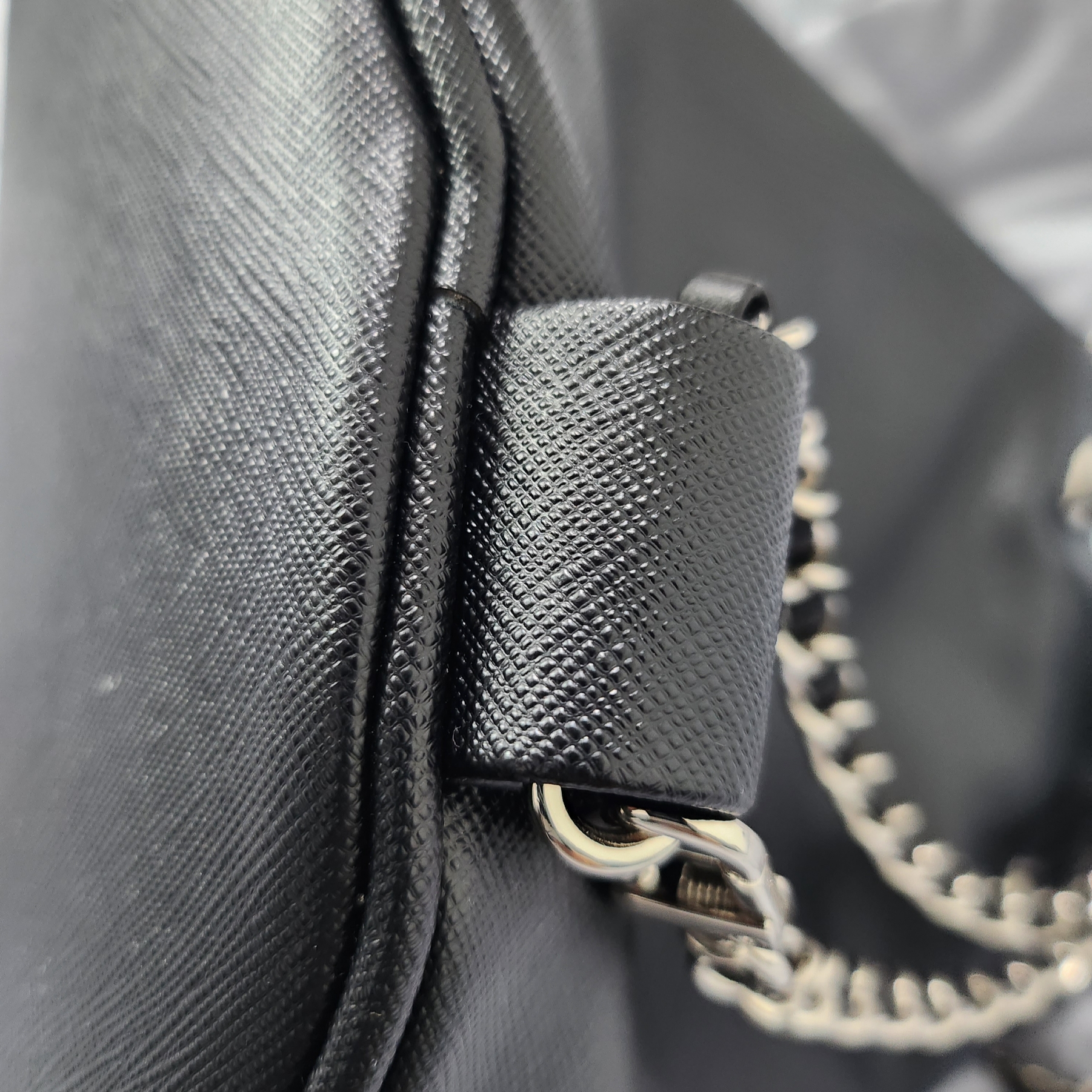 Emis Leather Mini Backpack Black 착용 스타일 - 3