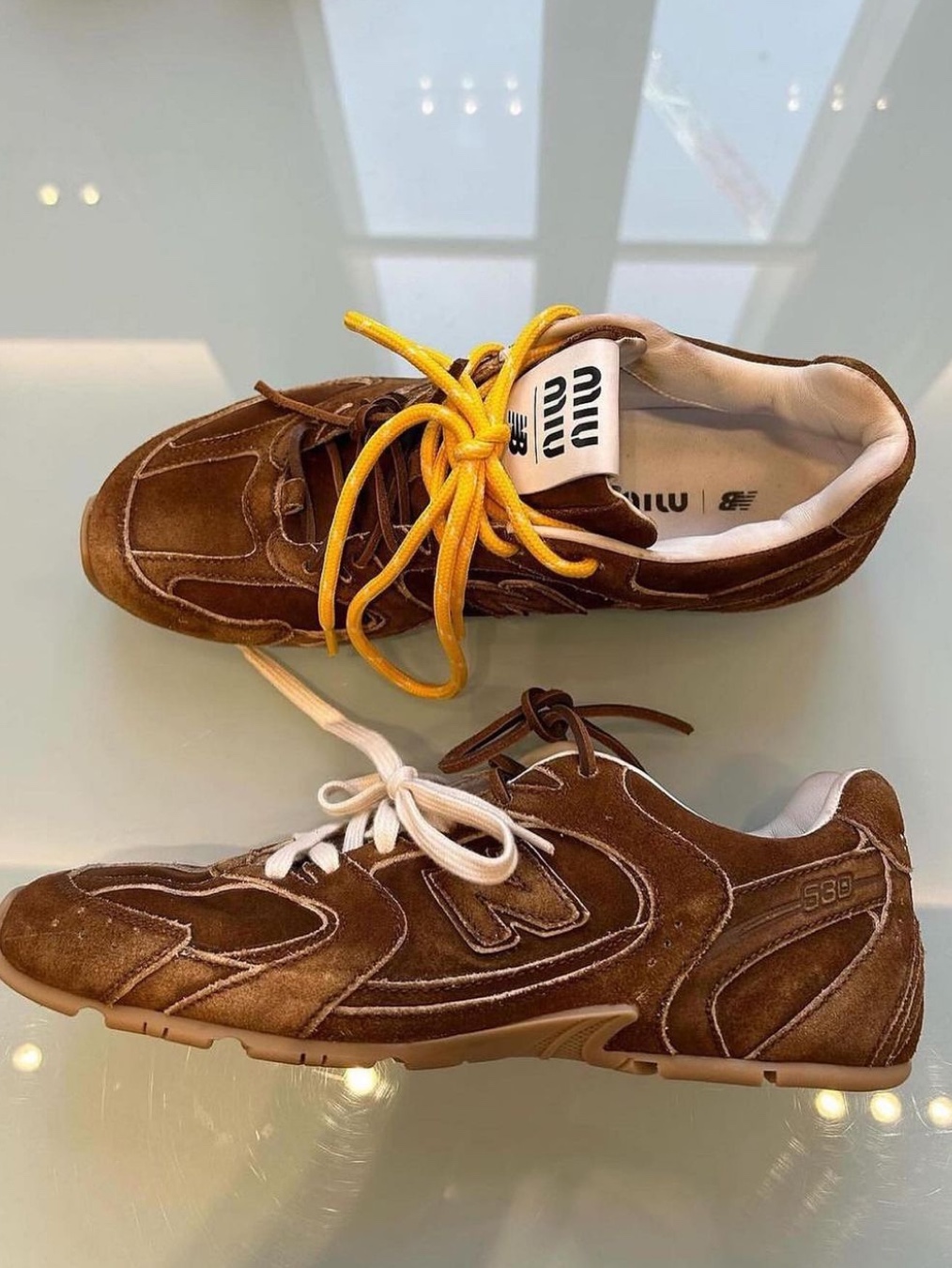 (W) New Balance x Miu Miu 530 Suede Mesh Sneakers Cinnamon, (W) New Balance x Miu Miu 530 Suede Mesh Sneakers Ecru 착용 스타일 - 2