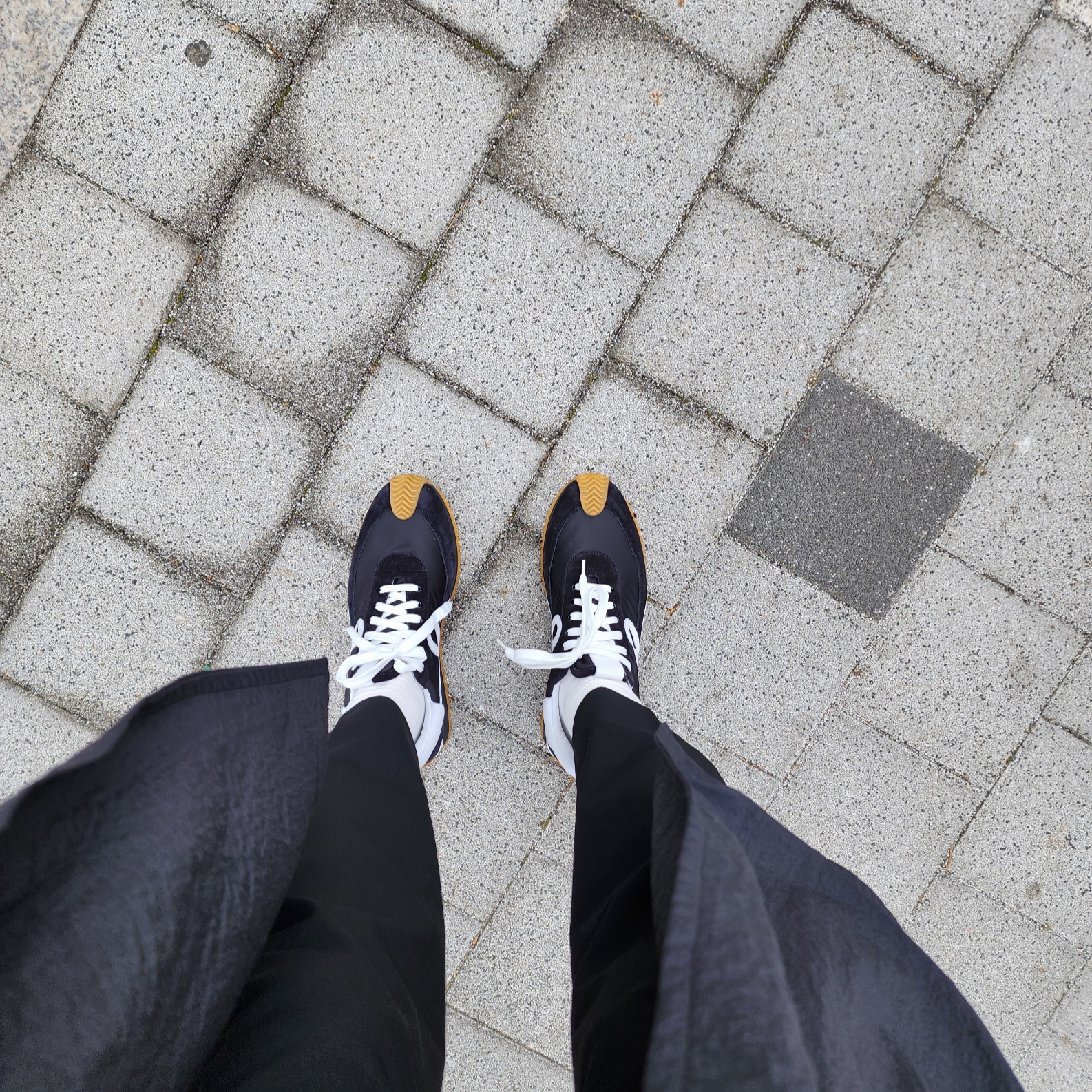 Loewe Flow Runner in Nylon and Suede Black White 착용 스타일