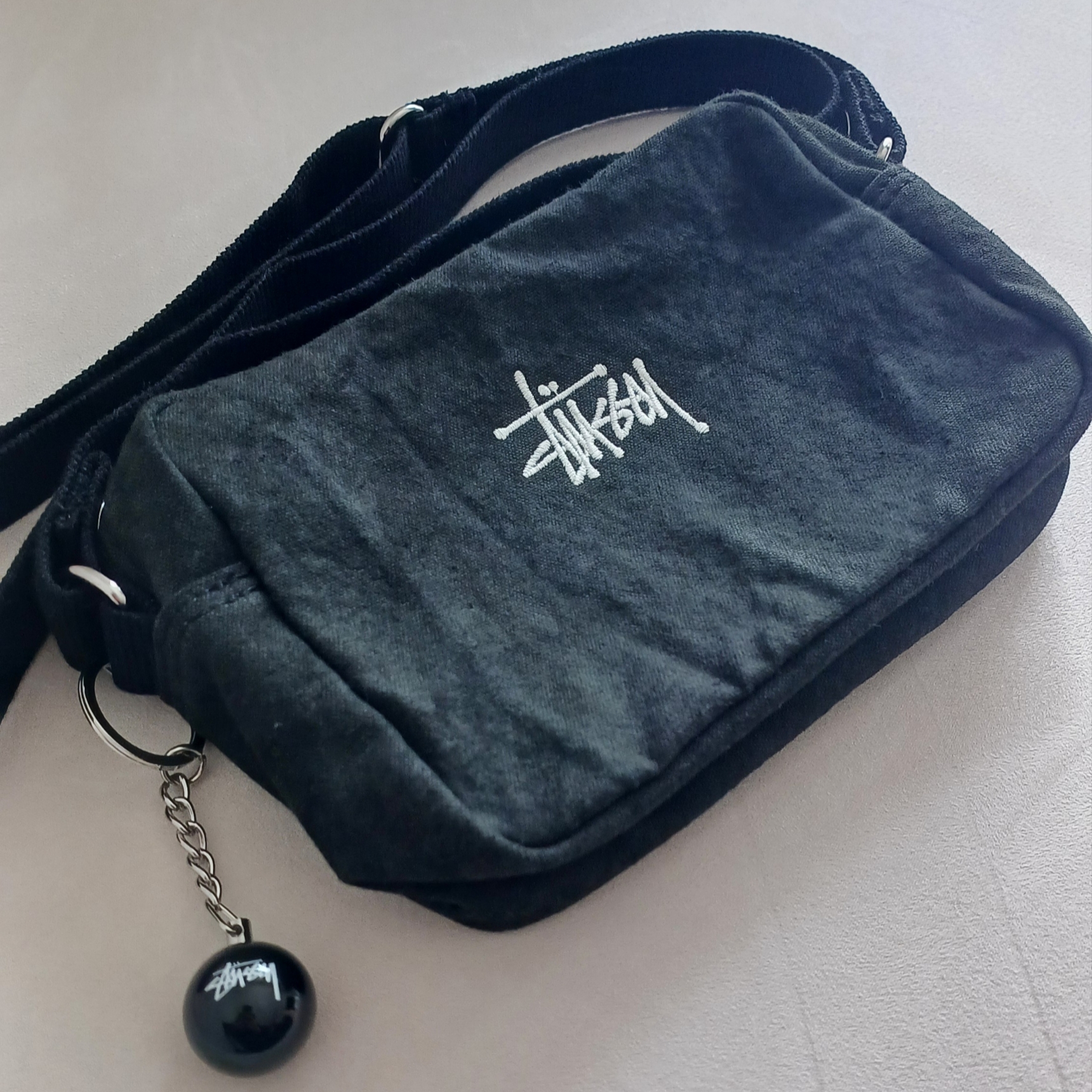 Stussy 8 Ball Keychain Black, Stussy Canvas Side Pouch Washed Black 착용 스타일 - 3