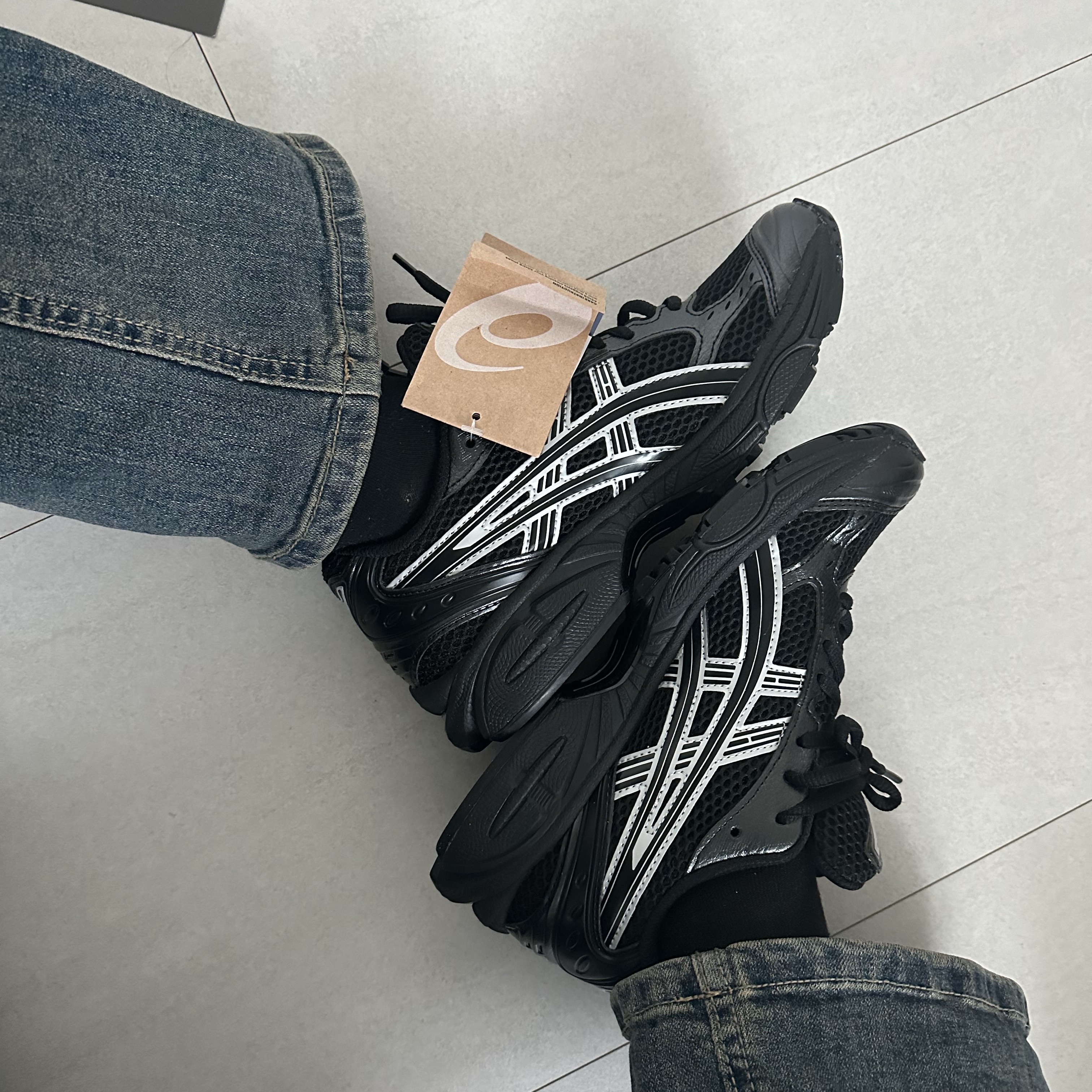 Asics Gel-Kayano 14 Black Pure Silver 착용 스타일