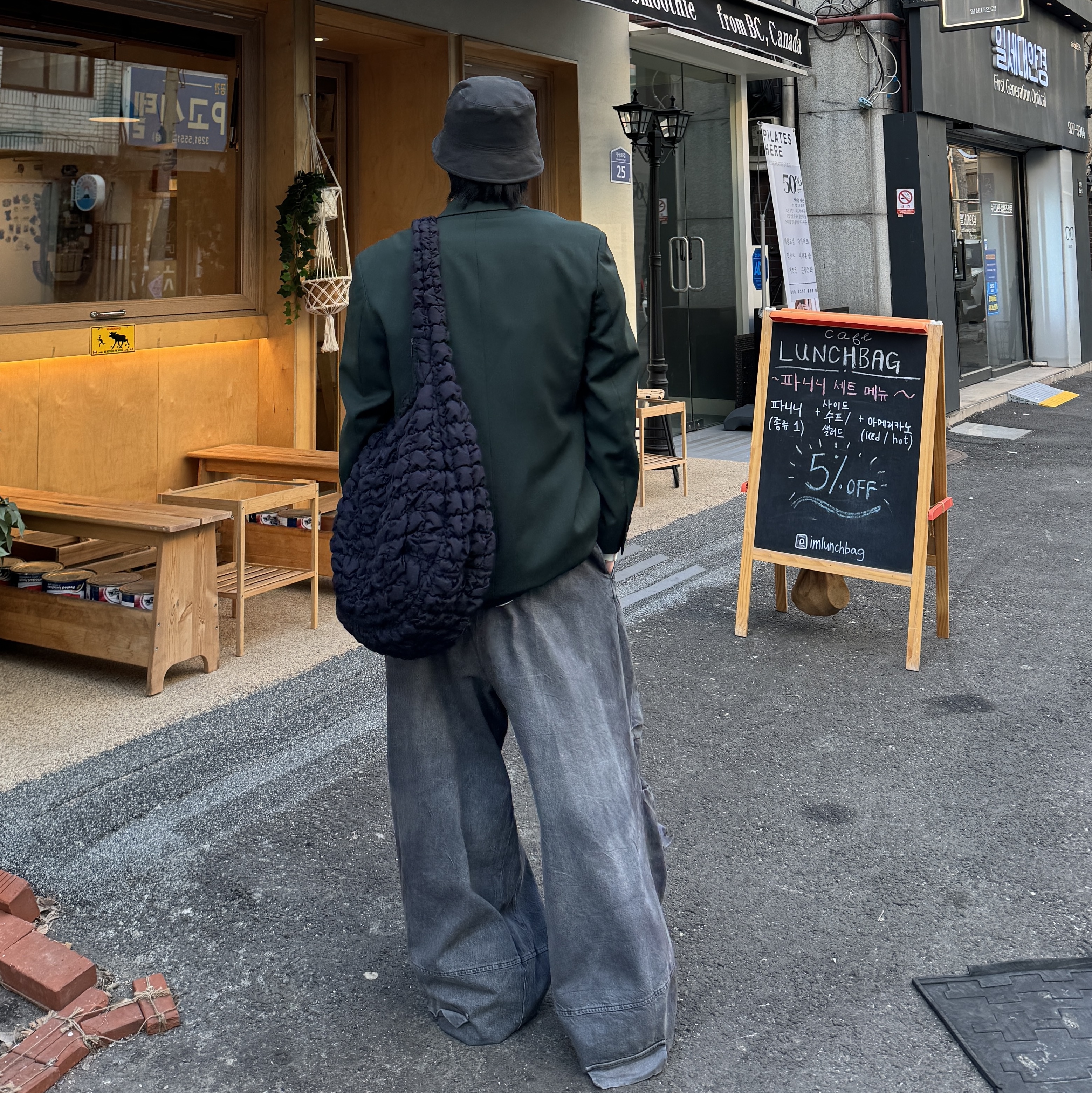 [KREAM 단독] Ourpas 030 Wide Cargo Denim Blue, COS Quilted Oversized Shoulder Bag Dark Navy 착용 스타일 - 3