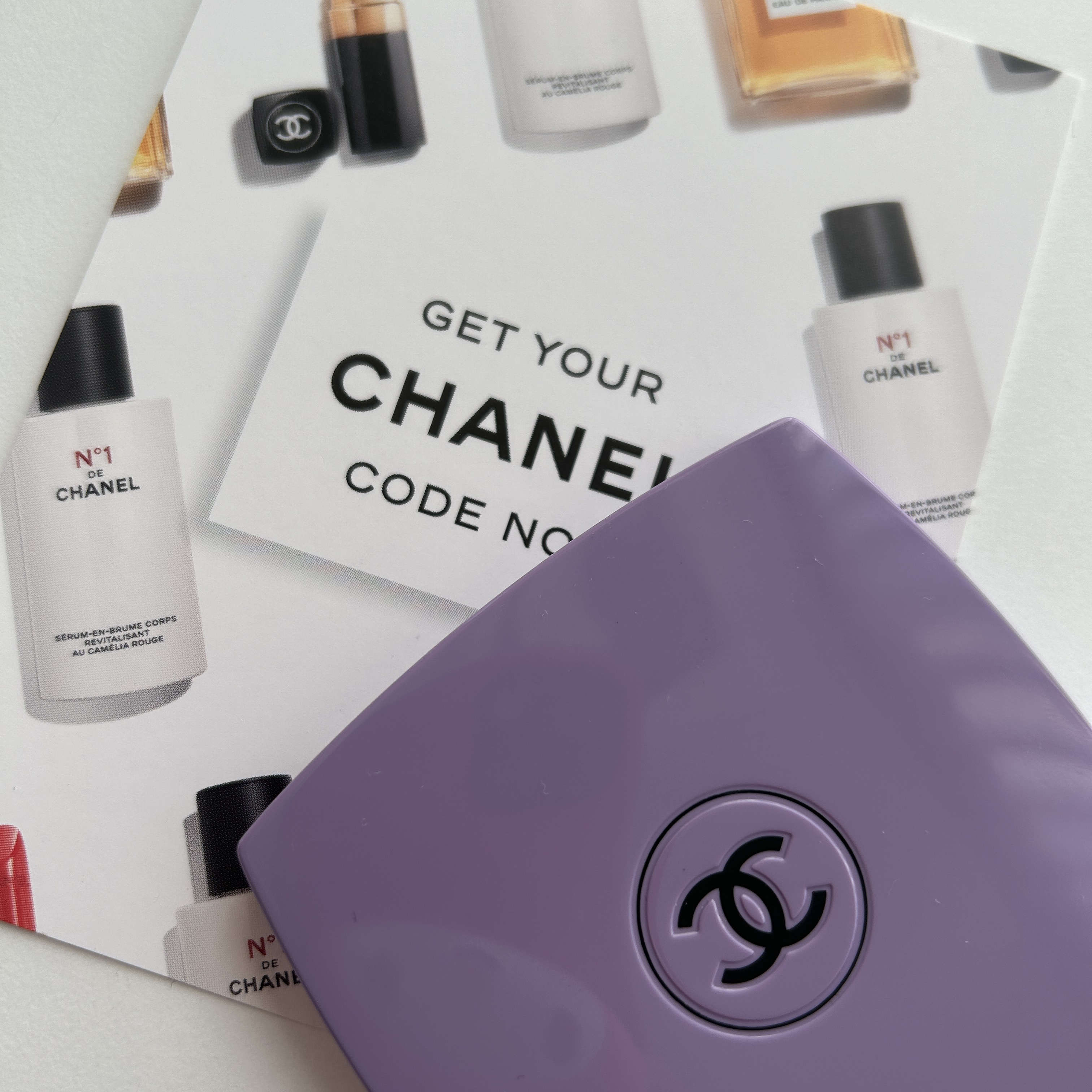 Chanel Codes Couleur Limited Edition Miroir Double Facettes 135 Immortelle 착용 스타일