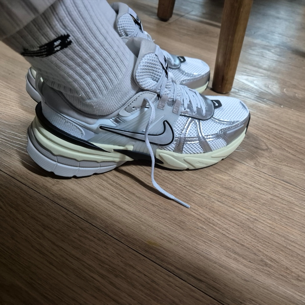 Nike V2K Run Summit White Metallic Silver 착용 스타일