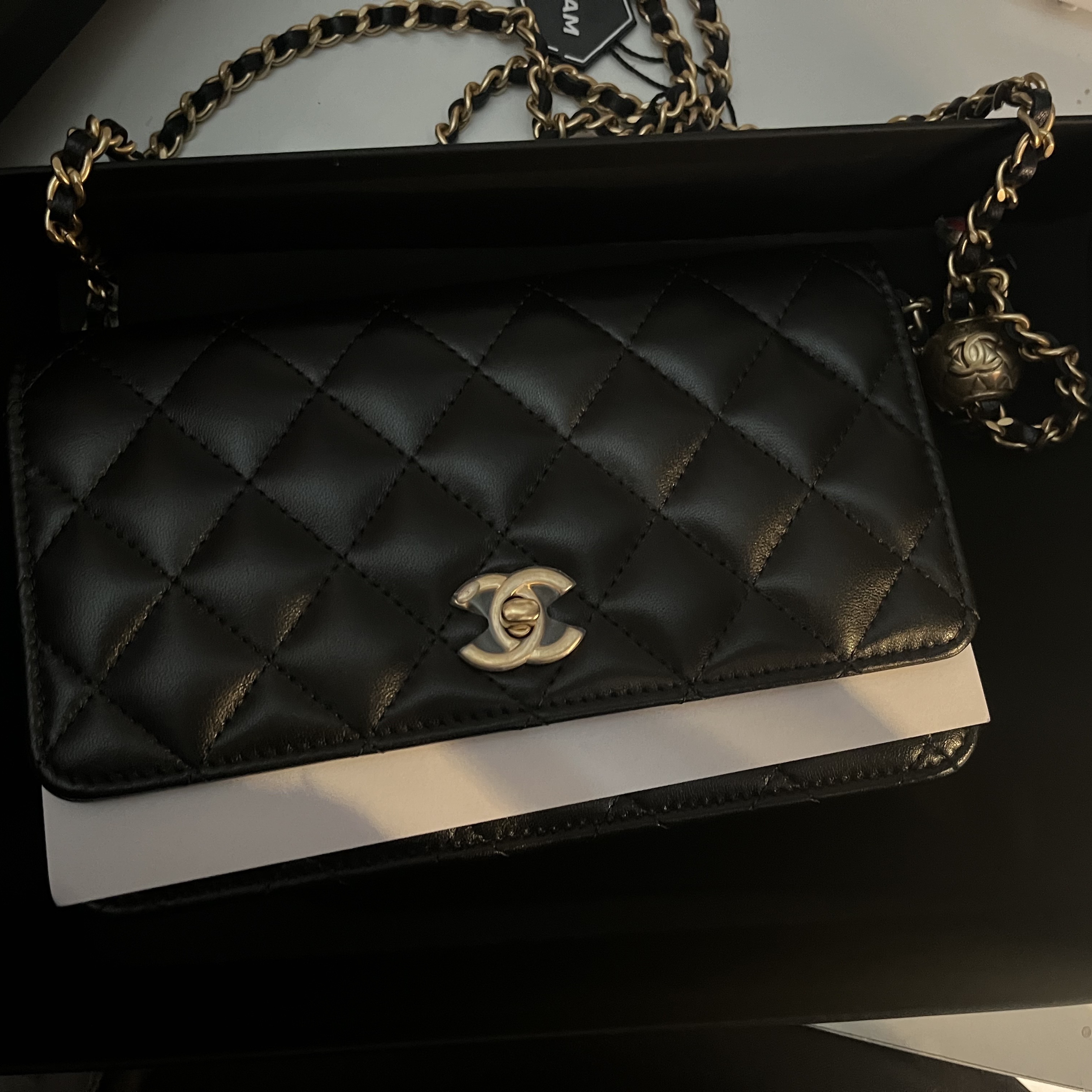 Chanel Wallet On Chain Lambskin & Gold Black 착용 스타일