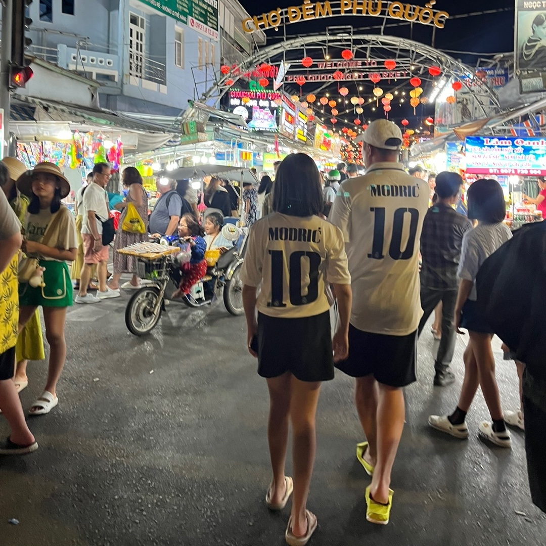Adidas Real Madrid 2022/23 Home Jersey White - US Sizing (Non Marking Ver.) 착용 스타일 - 3