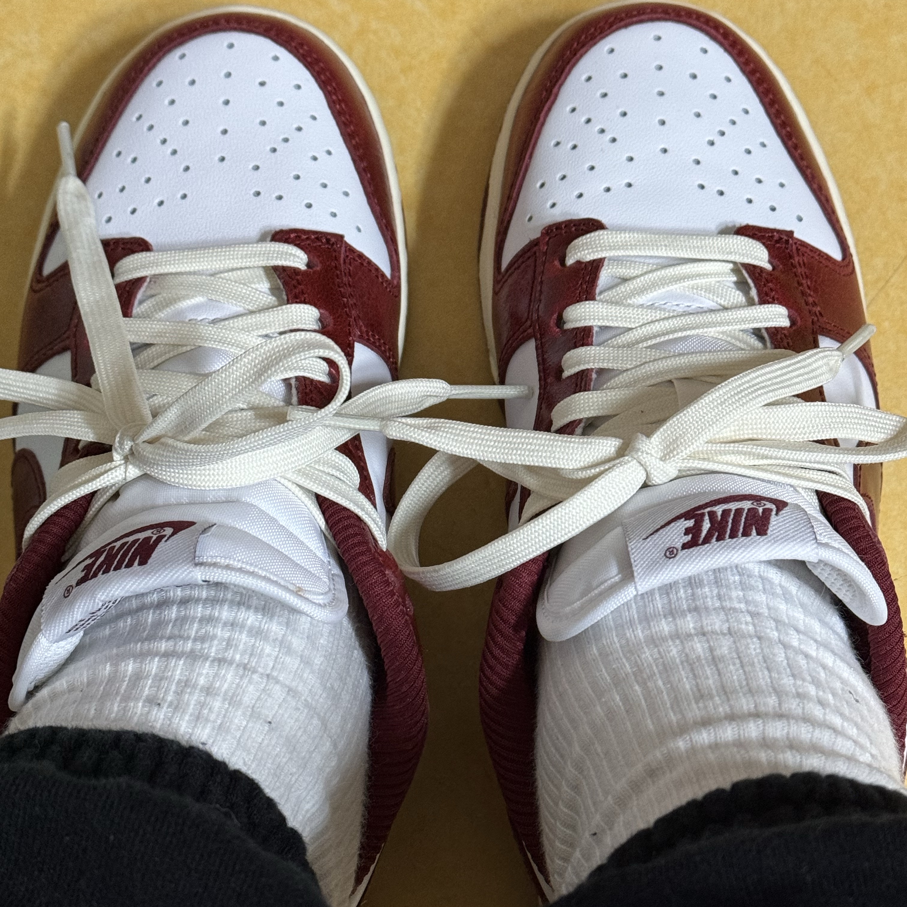 (W) Nike Dunk Low Retro PRM Team Red and White 착용 스타일