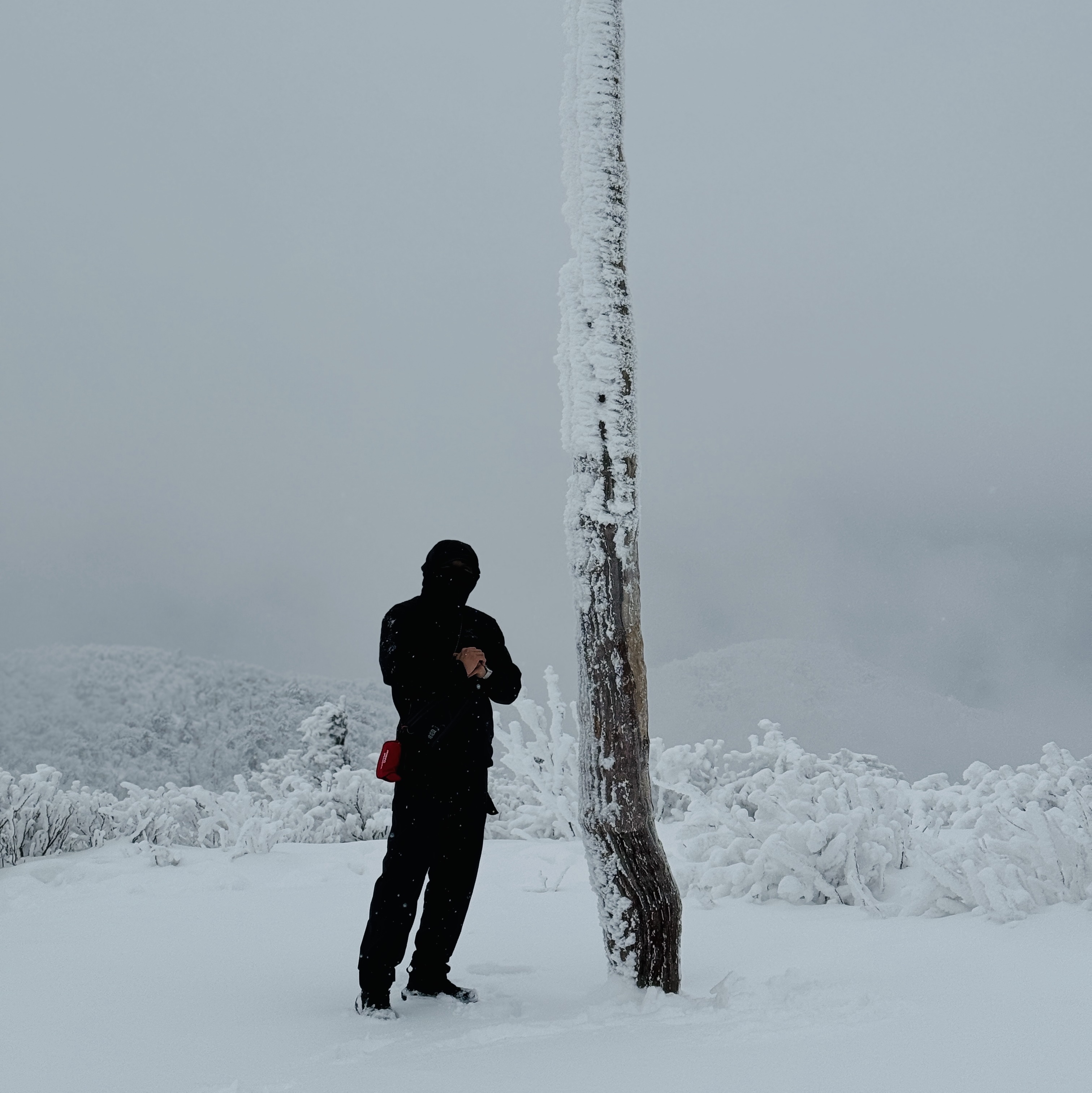 Arc'teryx Atom Hoody Black, Hoka Kaha 2 Gore-Tex Black 착용 스타일