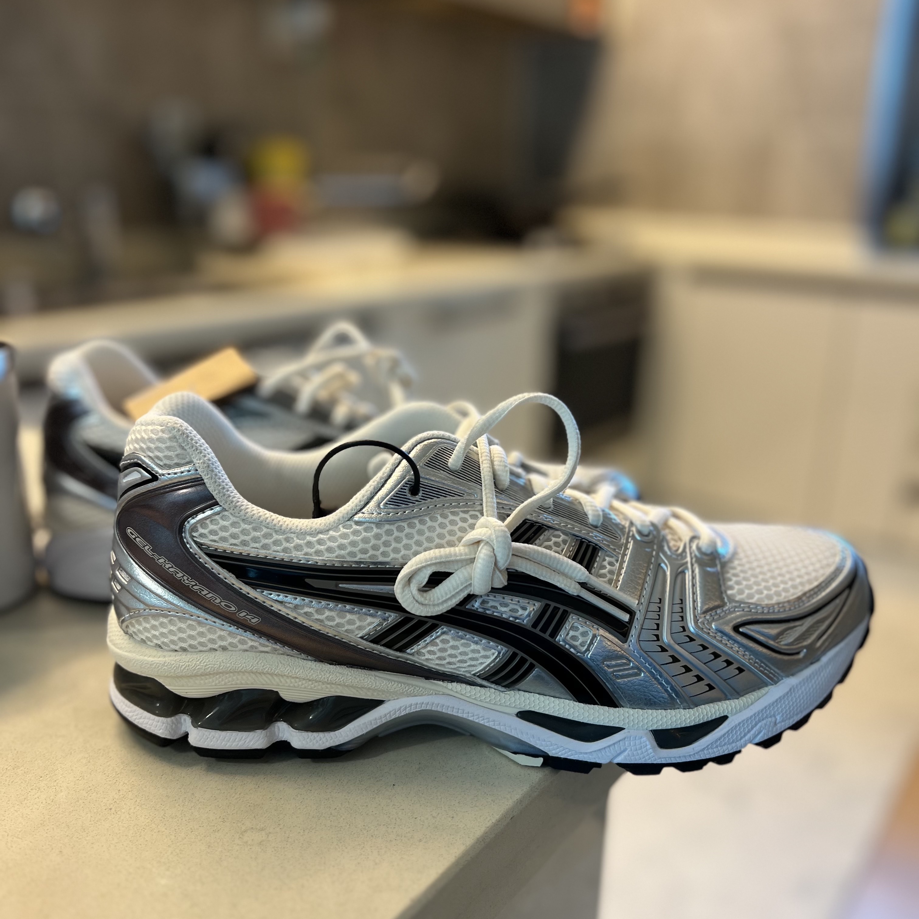 Asics Gel-Kayano 14 Cream Black 착용 스타일 - 3