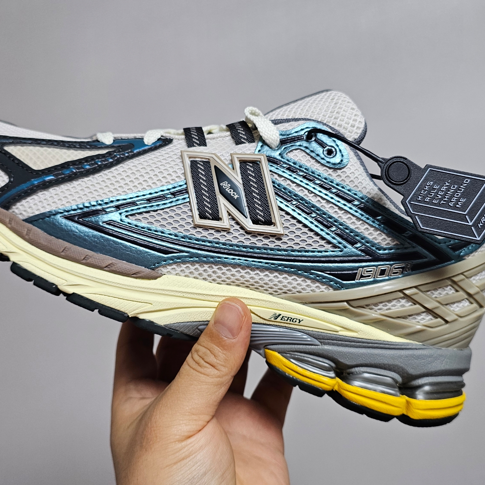 New Balance 1906R Metallic Teal 착용 스타일 - 2