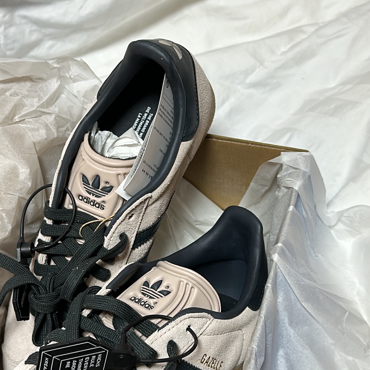 Adidas Gazelle Wonder Taupe Night Indigo 착용 스타일