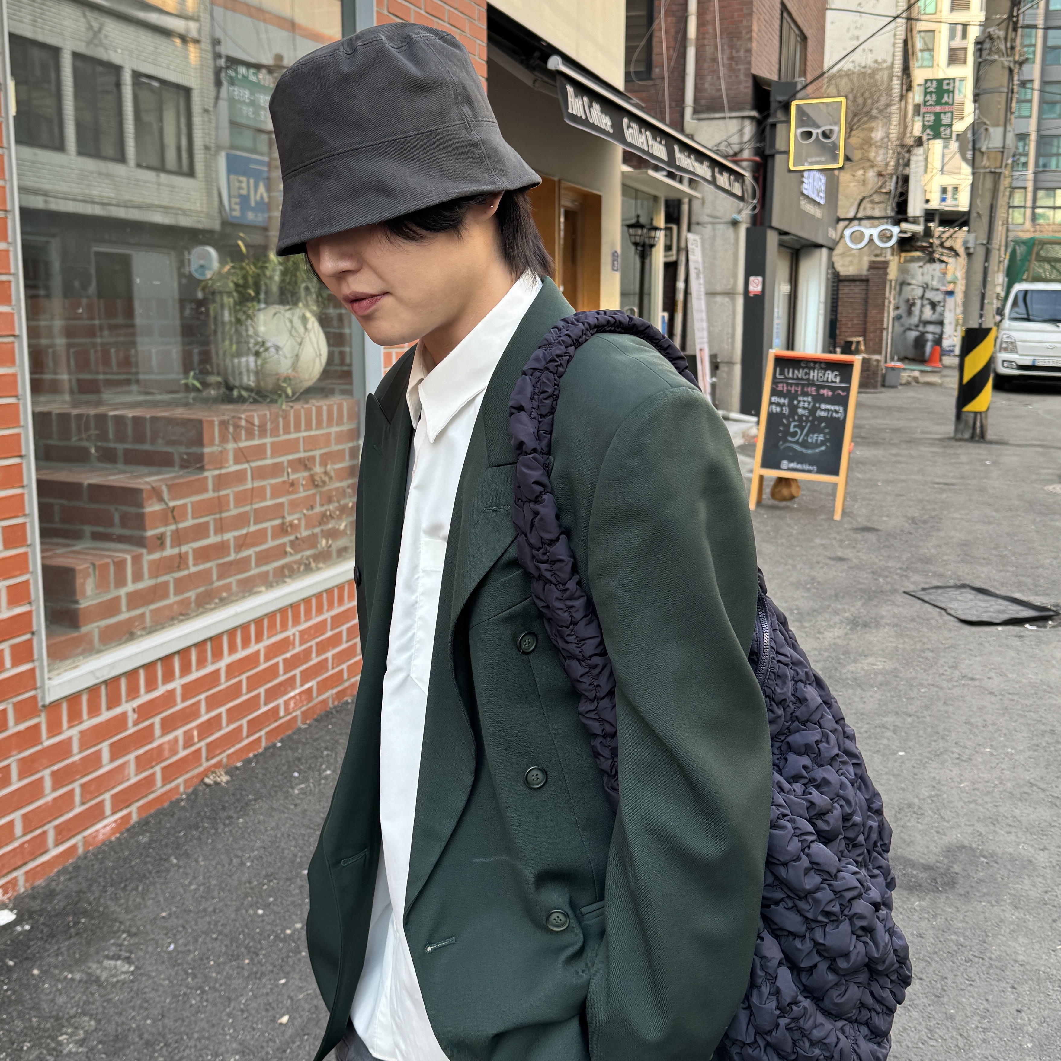 [KREAM 단독] Ourpas 030 Wide Cargo Denim Blue, COS Quilted Oversized Shoulder Bag Dark Navy 착용 스타일 - 2