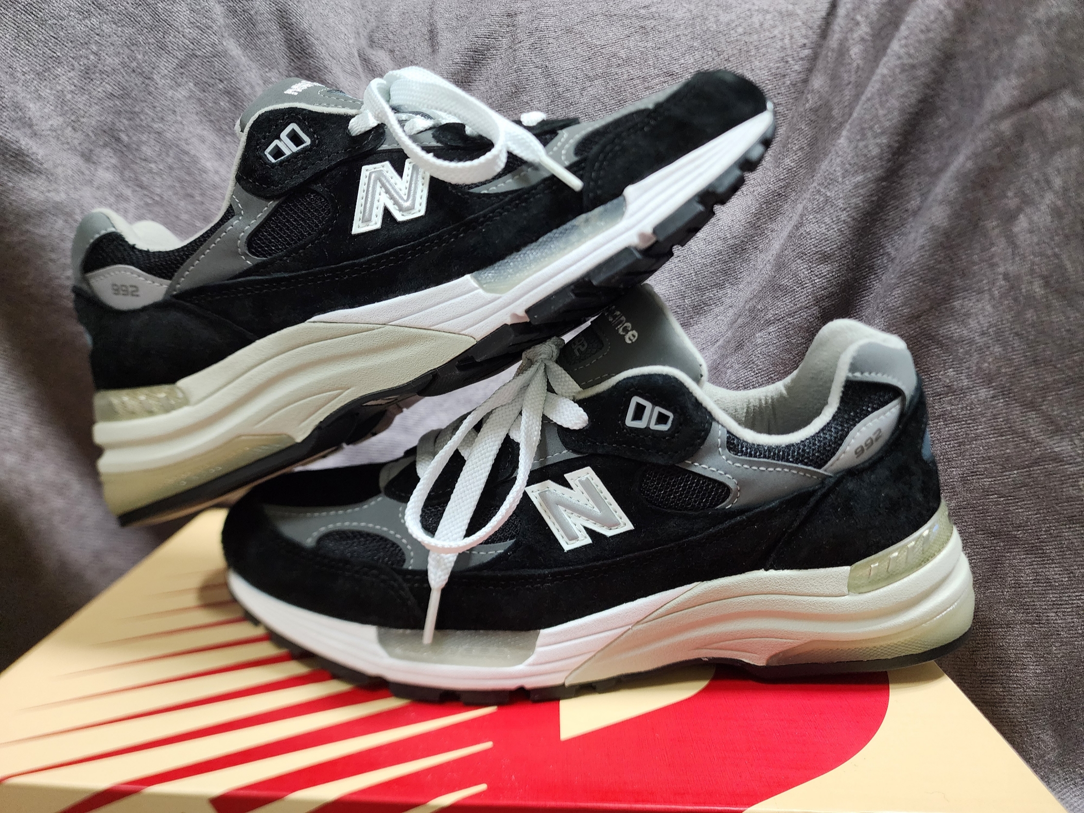 New Balance 992 Made in USA Black Grey 착용 스타일 - 1
