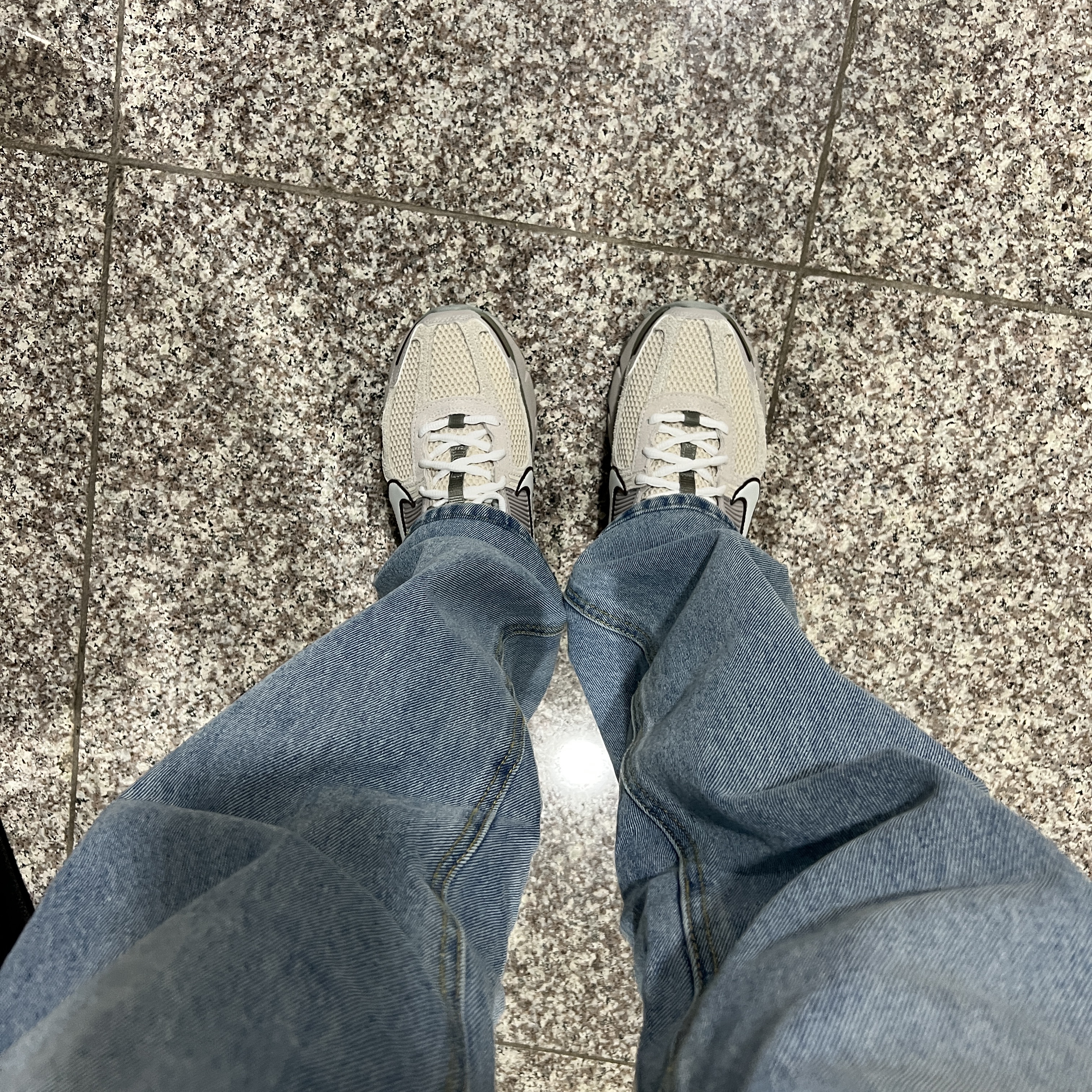 Nike Zoom Vomero 5 SE Light Orewood Brown 착용 스타일 - 2