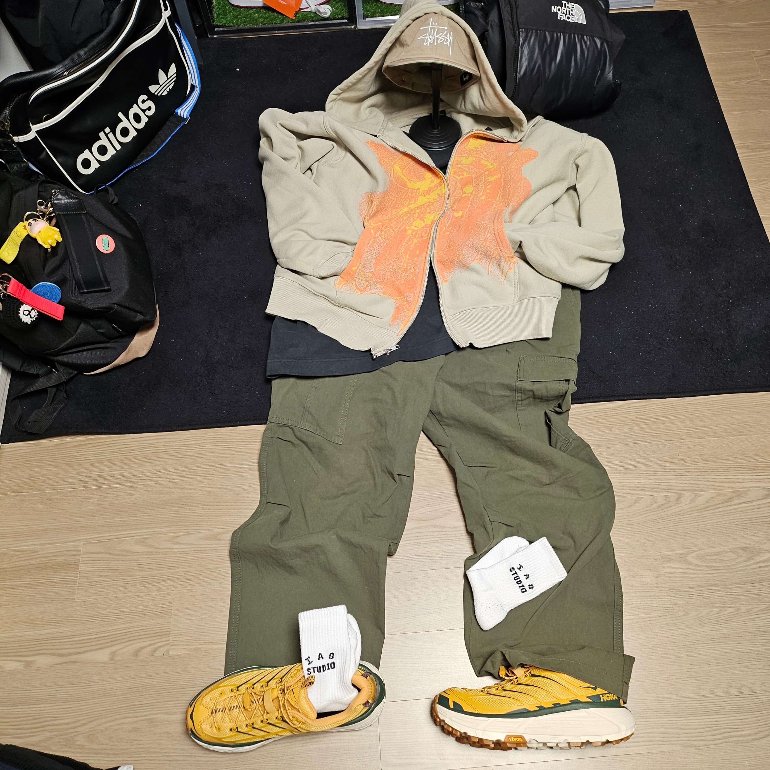 Yeezy Gap Engineered By Balenciaga Dove Long Sleeve T-Shirt Black, Stussy Basic Strapback Cap Khaki 착용 스타일 - 1