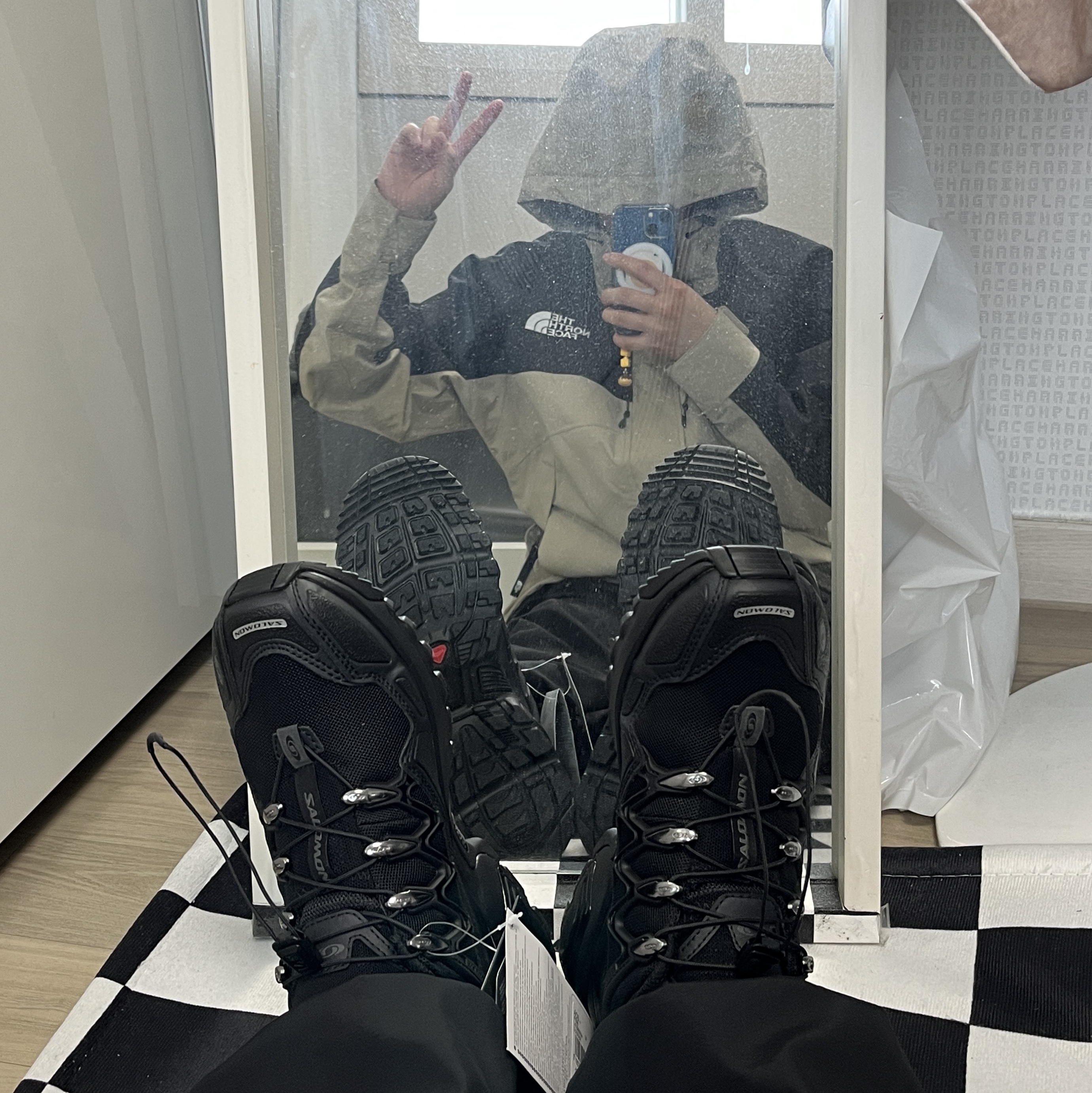 The North Face Hi Mountain Jacket Light Beige, Salomon ACS + Black Silver 착용 스타일