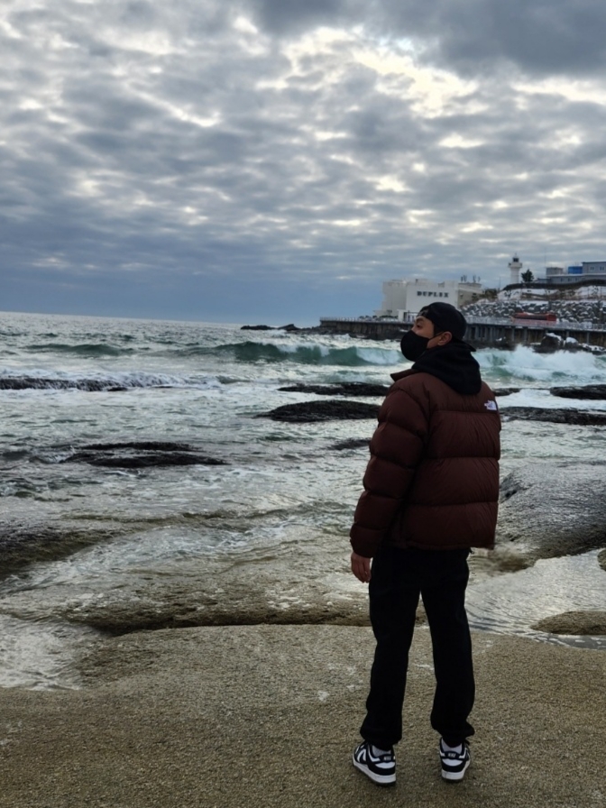 The North Face 1996 Retro Nuptse Jacket Dark Oak, (W) Nike NRG Solo Swoosh Fleece Pants Black White - US/EU 착용 스타일 - 2