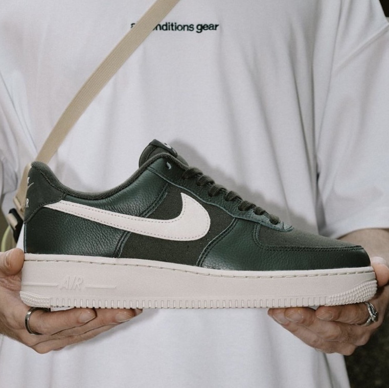Nike Air Force 1 '07 LX Sequoia, Nike Air Force 1 '07 Black White 착용 스타일 - 2