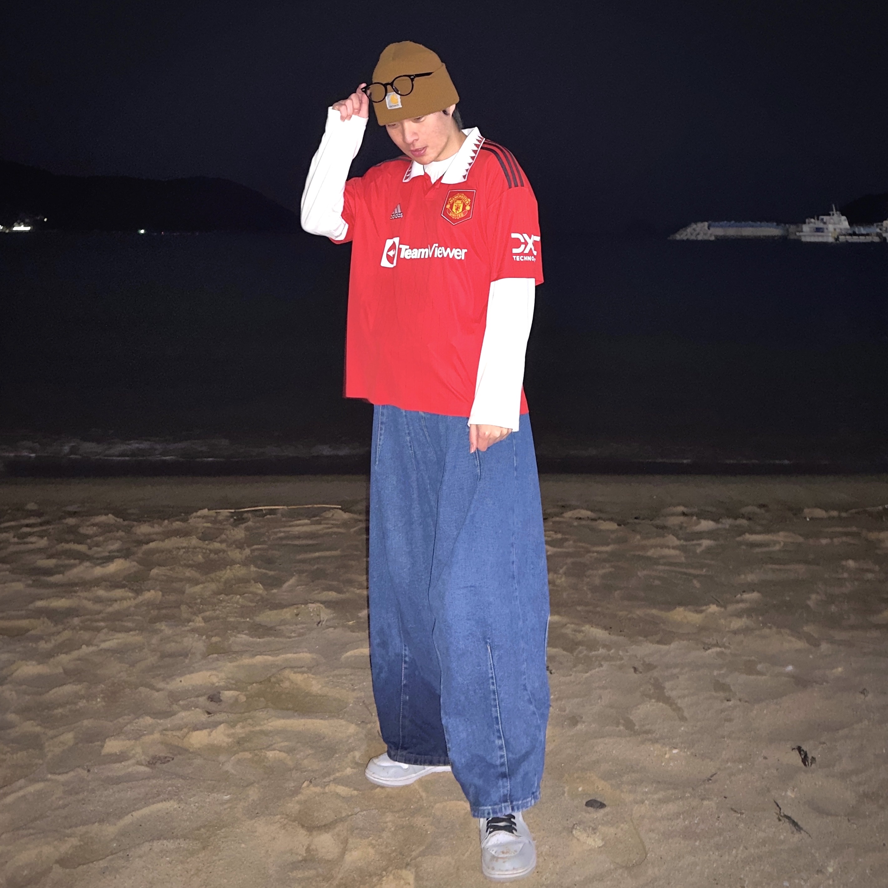 Adidas Manchester United 2022/23 Home Jersey Real Red - US Sizing (Non Marking Ver.), Jordan 1 Mid Light Smoke Grey 착용 스타일