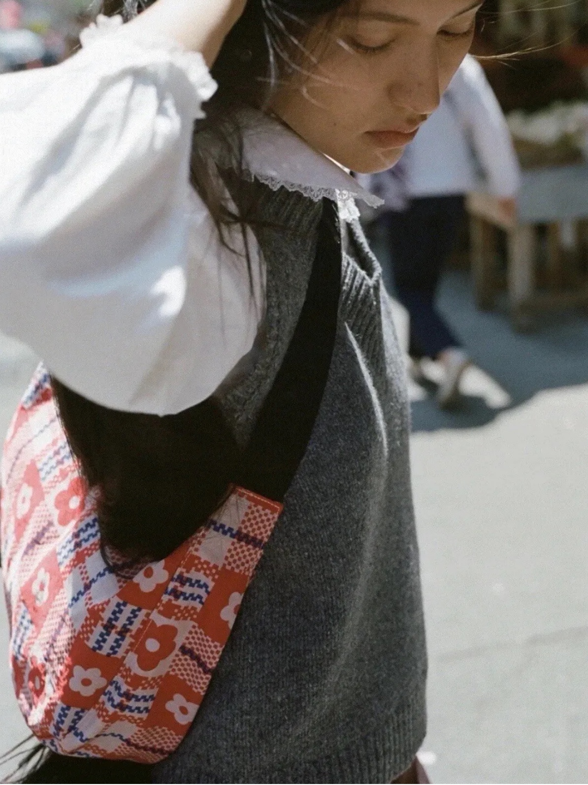 Sandy Liang x Baggu Medium Nylon Crescent Bag Flower Market Plaid 착용 스타일 - 1