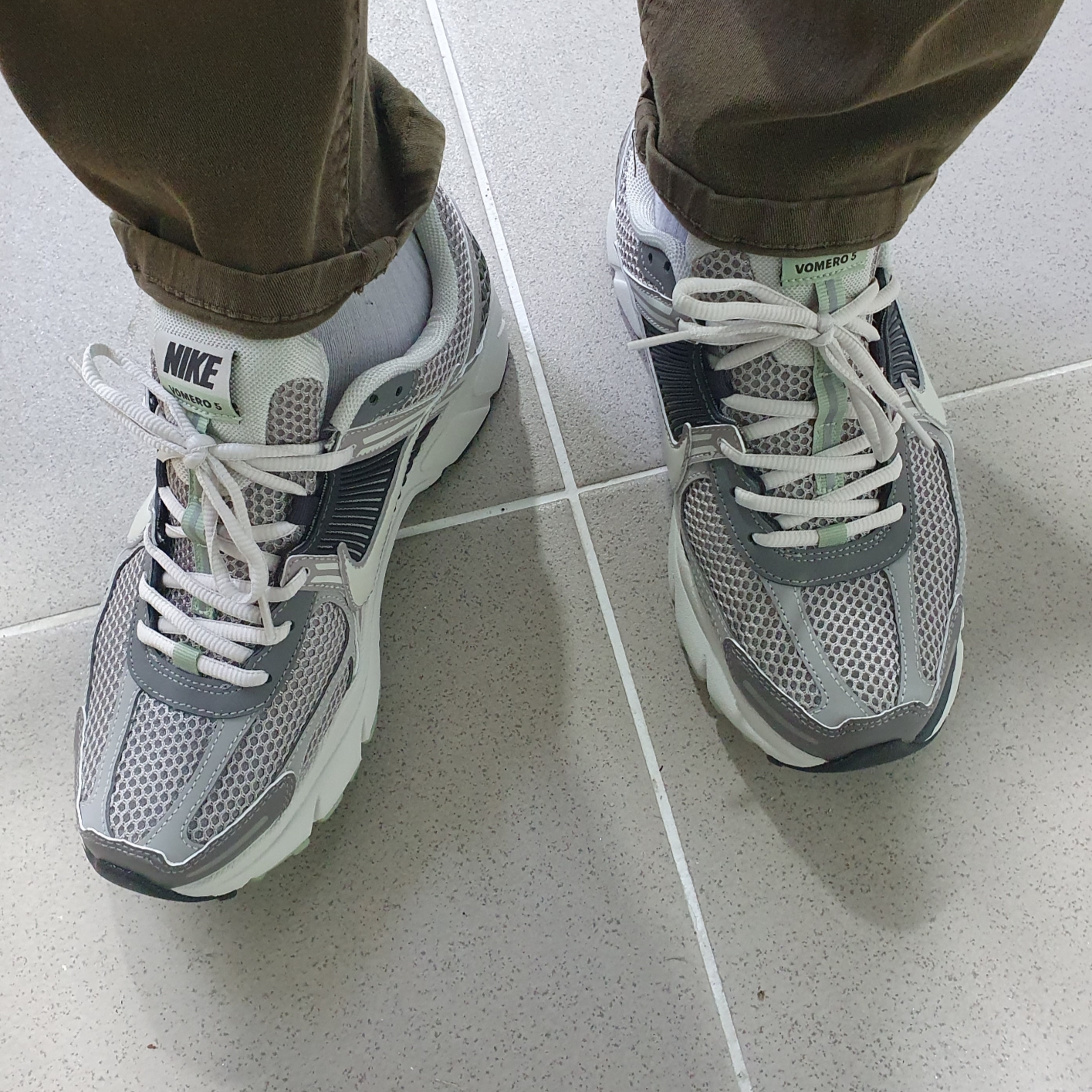 (W) Nike Zoom Vomero 5 Cobblestone and Flat Pewter 착용 스타일