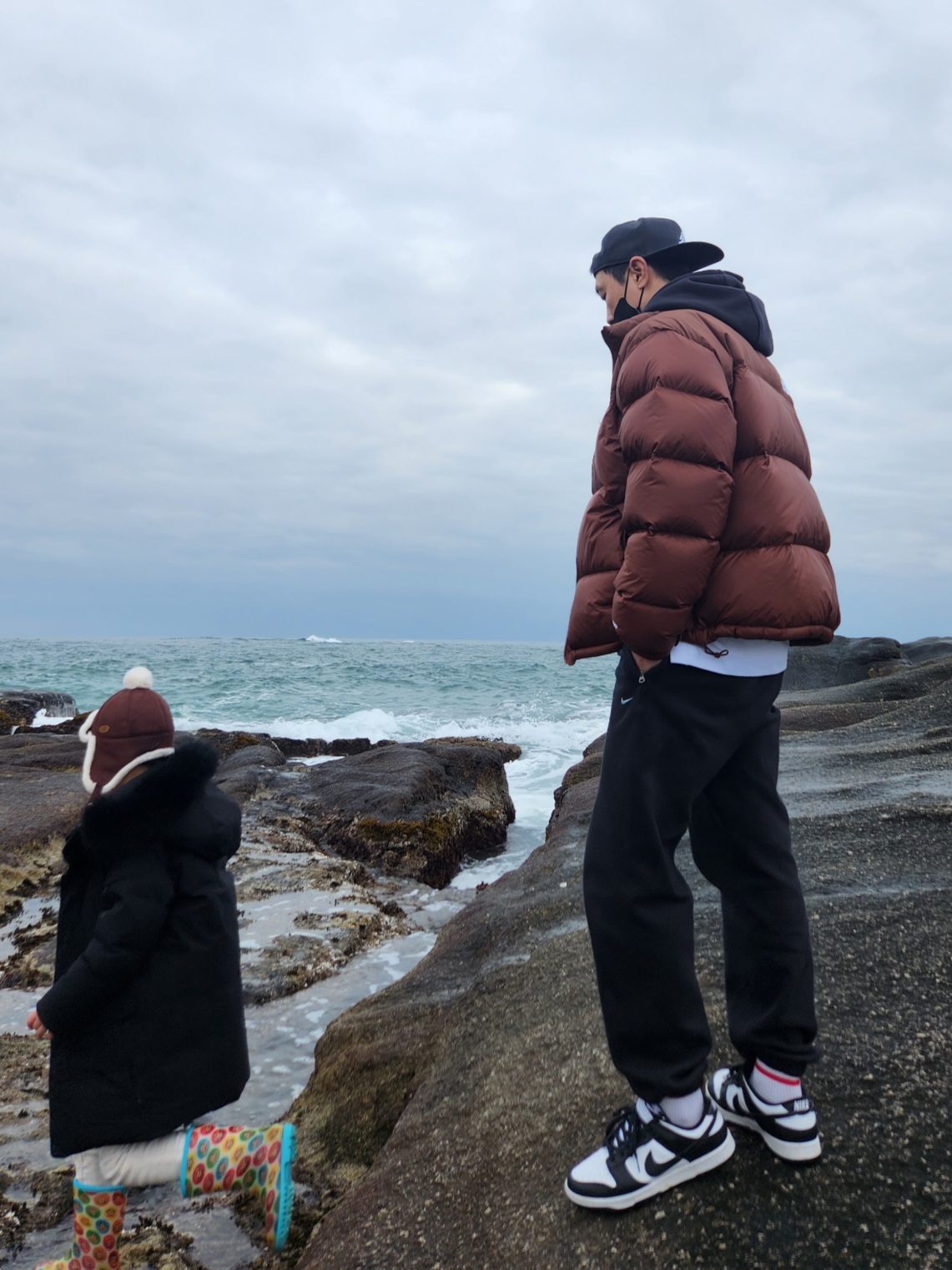 The North Face 1996 Retro Nuptse Jacket Dark Oak, (W) Nike NRG Solo Swoosh Fleece Pants Black White - US/EU 착용 스타일 - 1