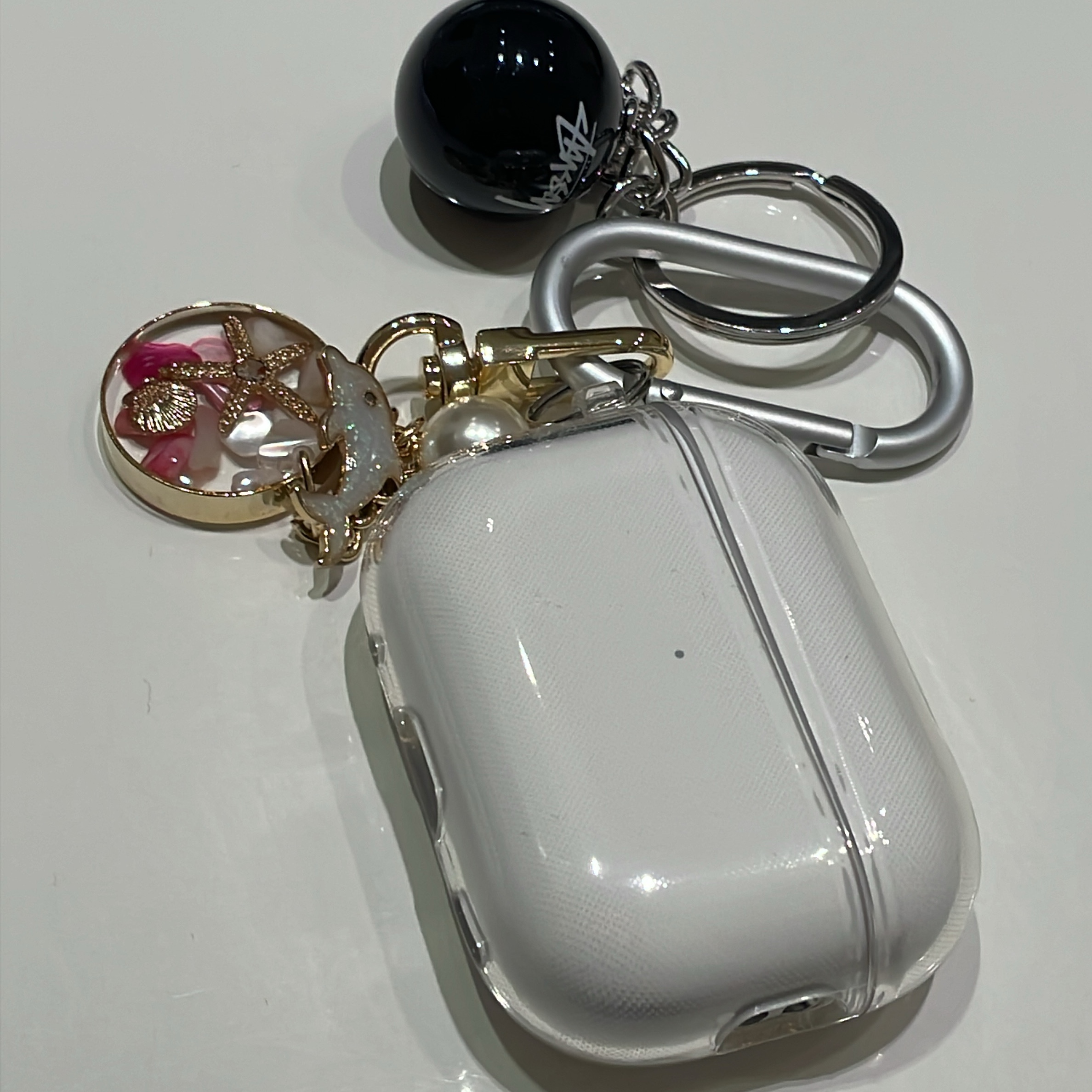 Stussy 8 Ball Keychain Black 착용 스타일
