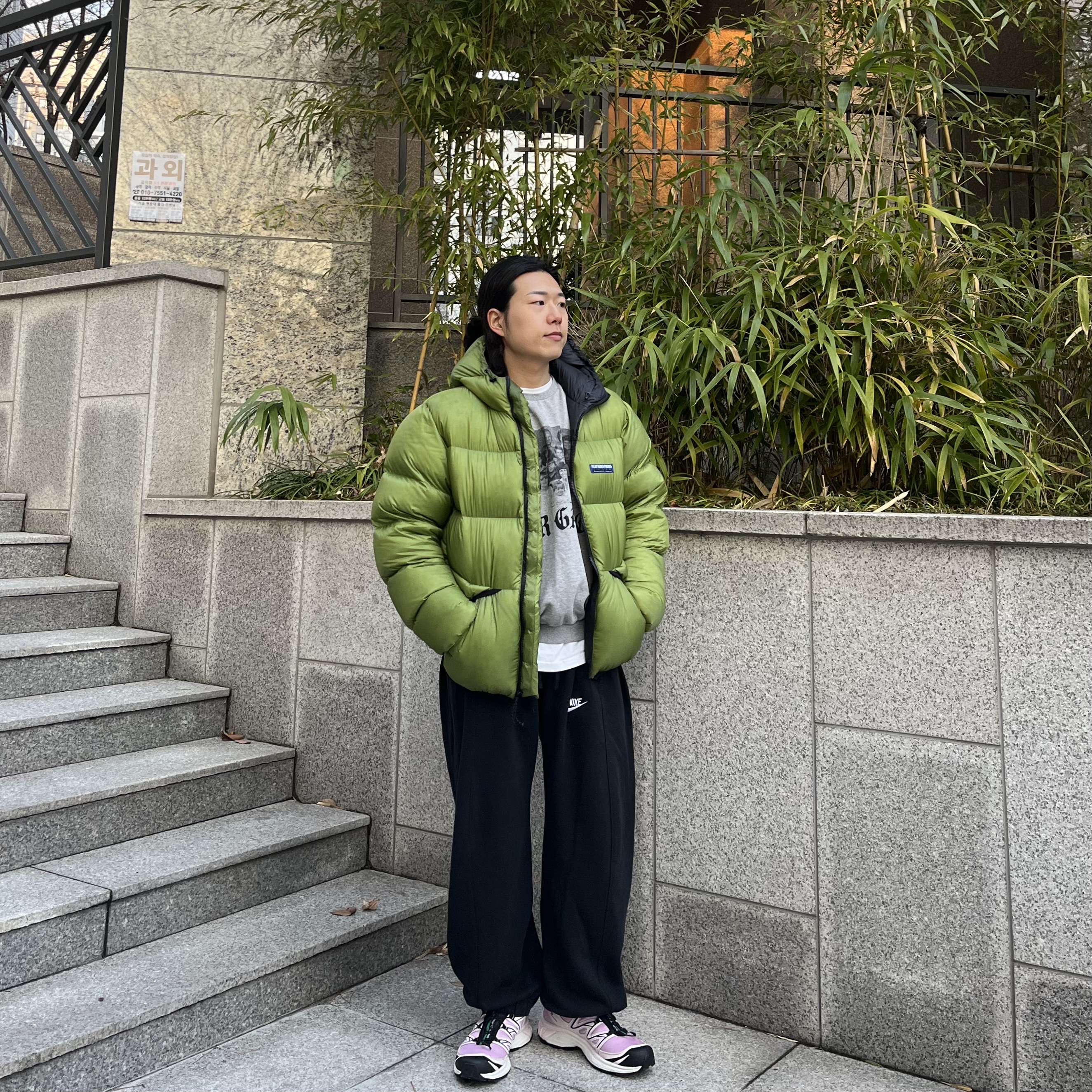 Feathered Friends Helios Hooded Down Jacket Grass, Salomon x Sandy Liang XT-6 Expanse Cradle Pink 착용 스타일 - 1
