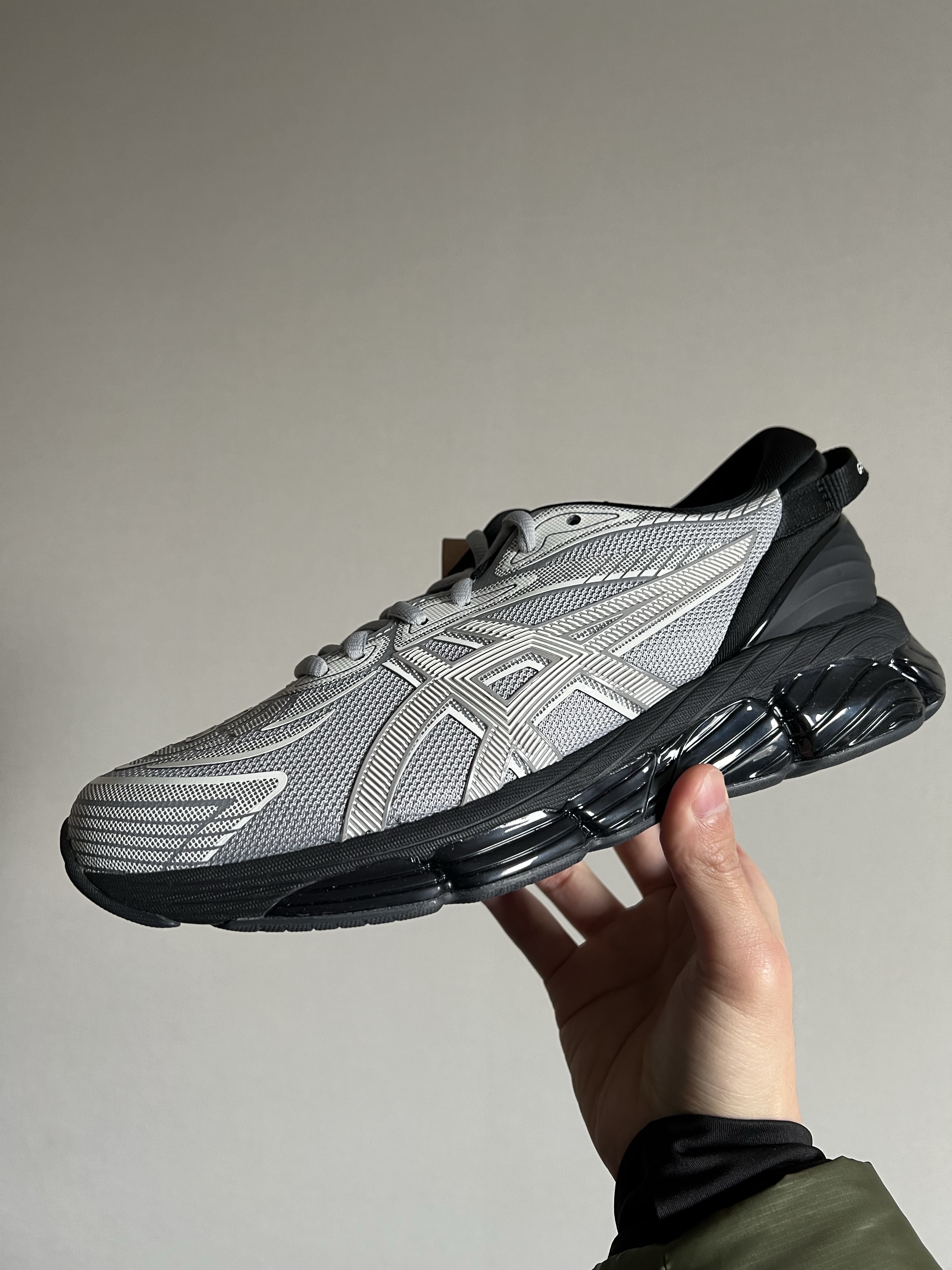 Asics x C.P. Company Gel-Quantum 360 VIII Cement Grey 착용 스타일 - 1