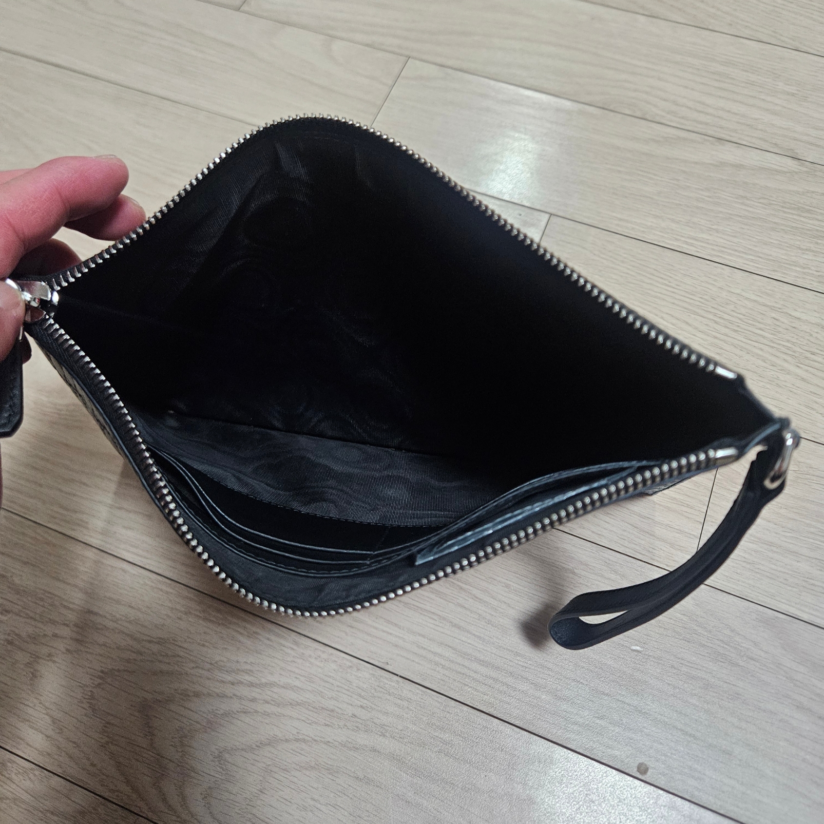 Gucci Micro Ssima Clutch Black 착용 스타일 - 3