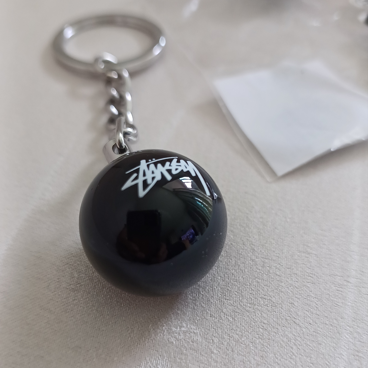 Stussy 8 Ball Keychain Black, Stussy Canvas Side Pouch Washed Black 착용 스타일 - 1