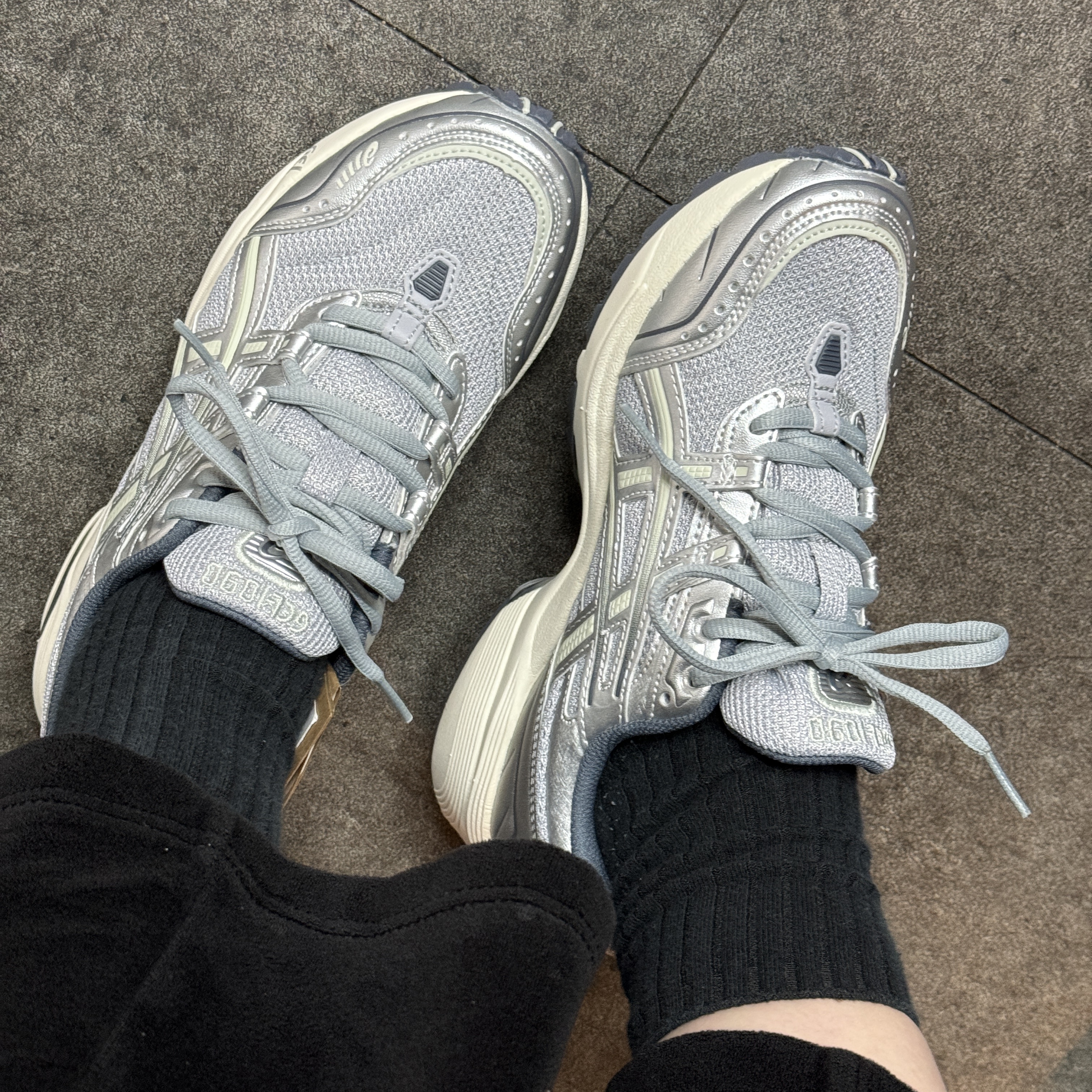 Asics Gel-1090 Piedmont Grey 착용 스타일 - 3