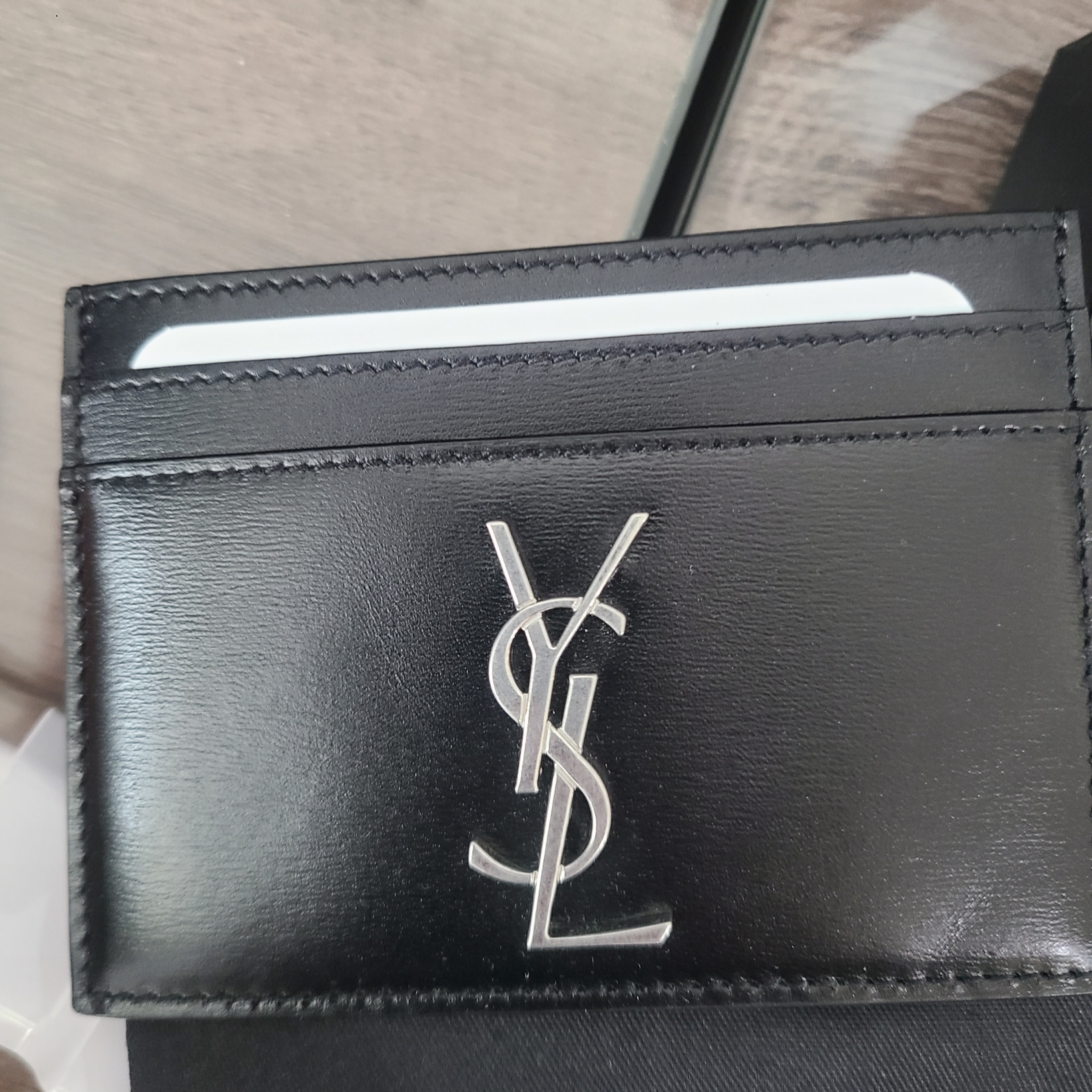 Saint Laurent Monogram Card Case in Smooth Leather Black 착용 스타일