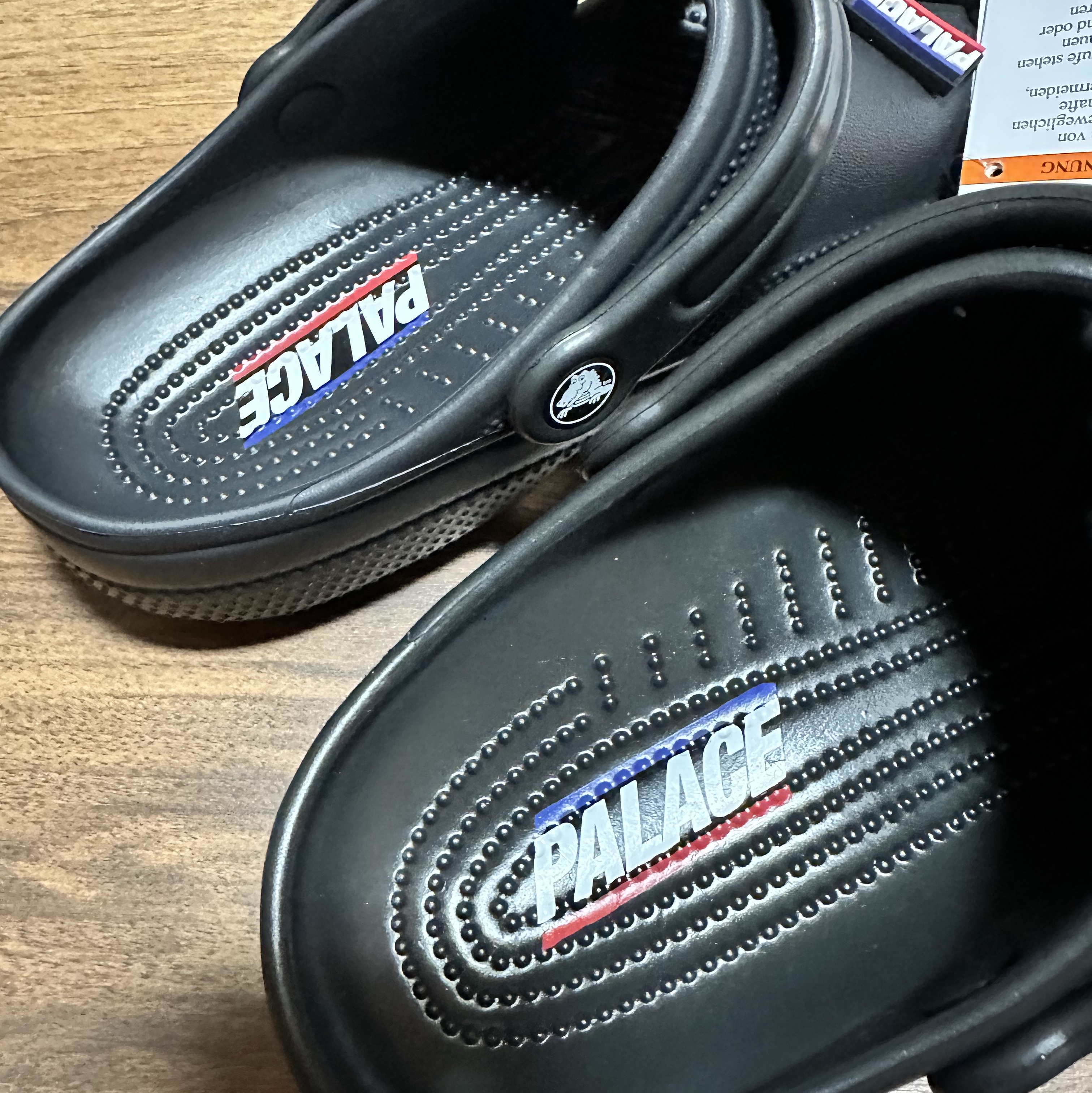Crocs x Palace Classic Clog Black 착용 스타일 - 3