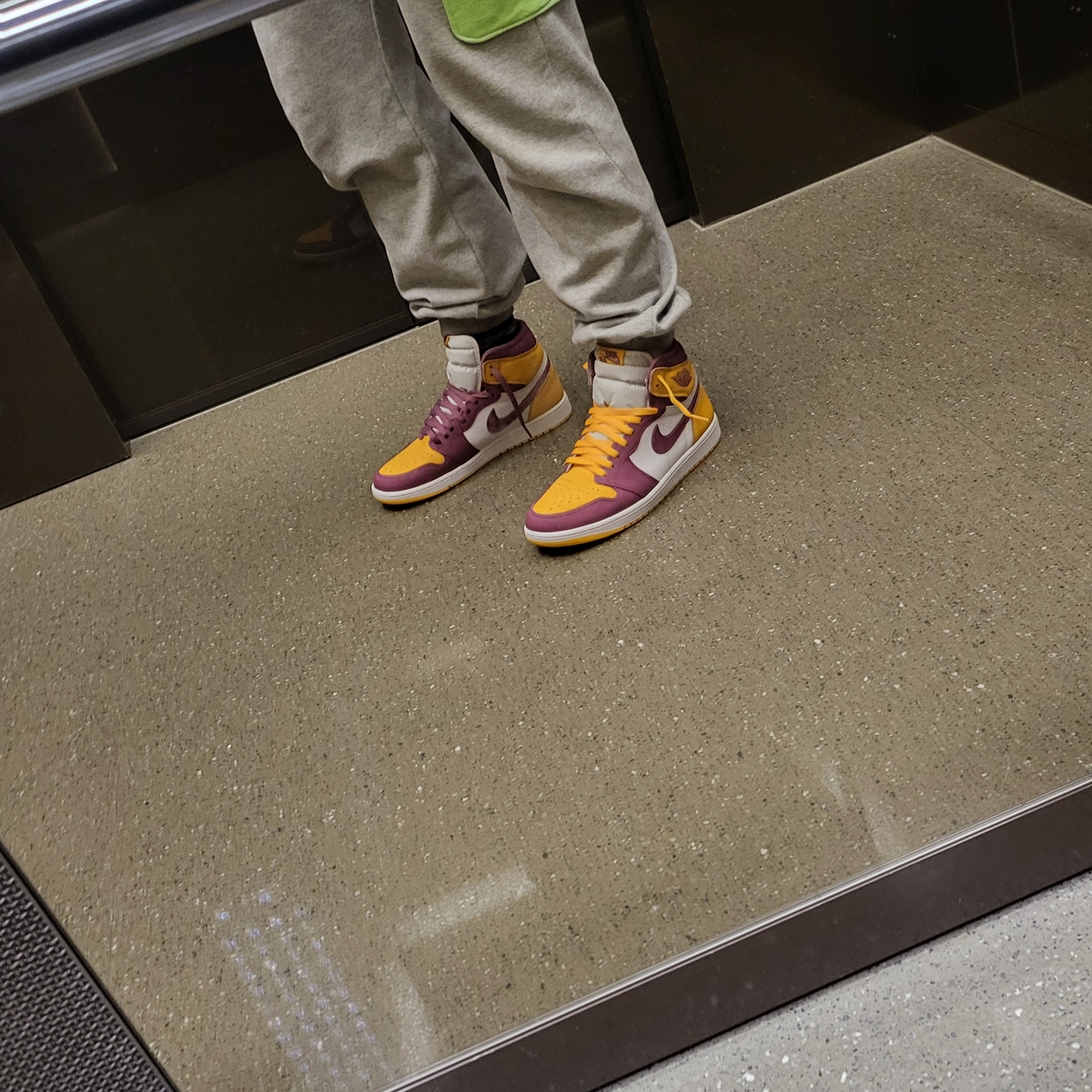 Jordan 1 Retro High OG University Gold Light Bordeaux 착용 스타일