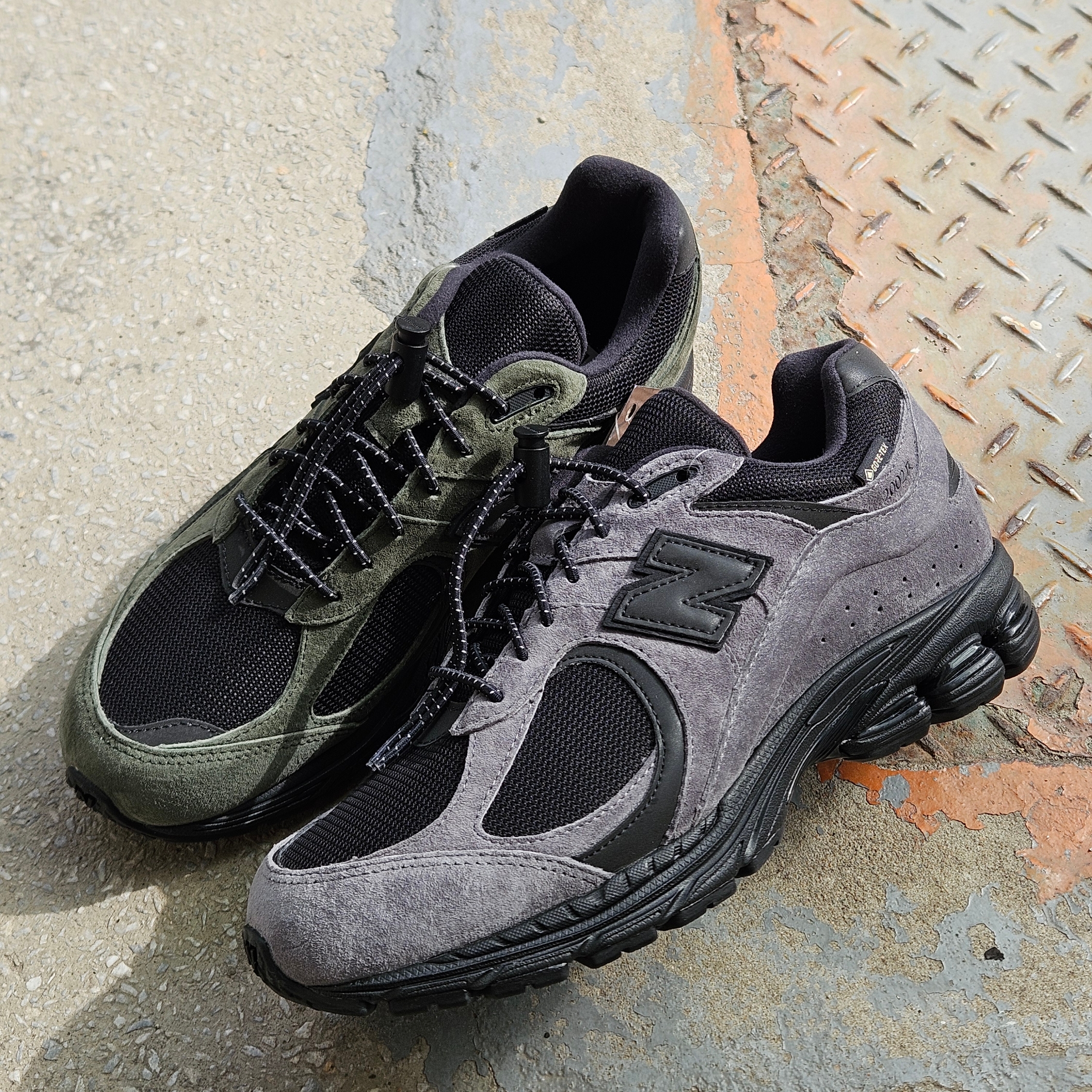 New Balance x JJJJound 2002R Gore-Tex Charcoal 착용 스타일 - 2